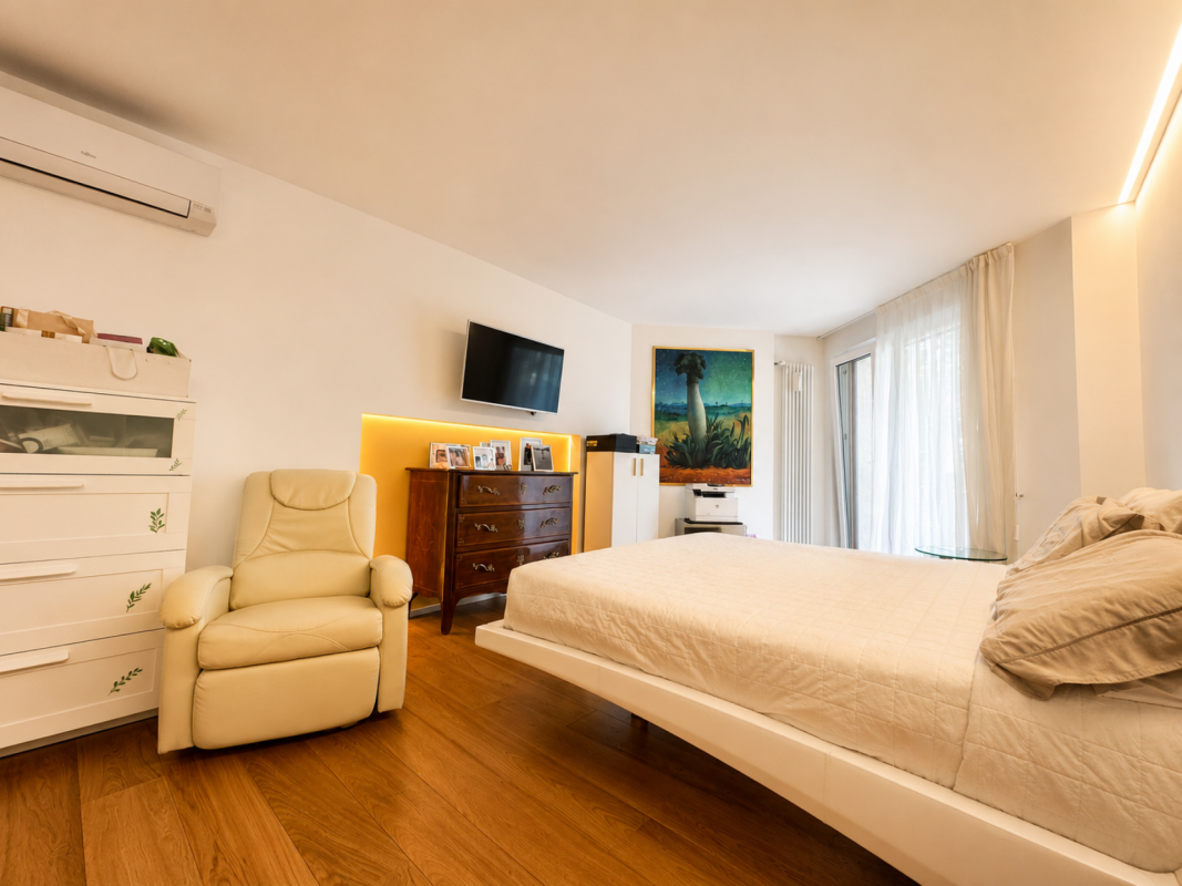 Schlafzimmer mit warmen Holzböden