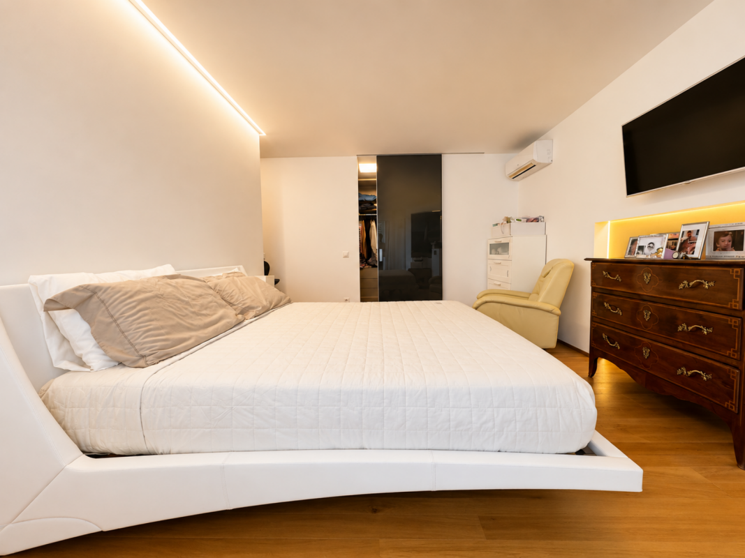 Modernes Schlafzimmer mit warmen Akzenten
