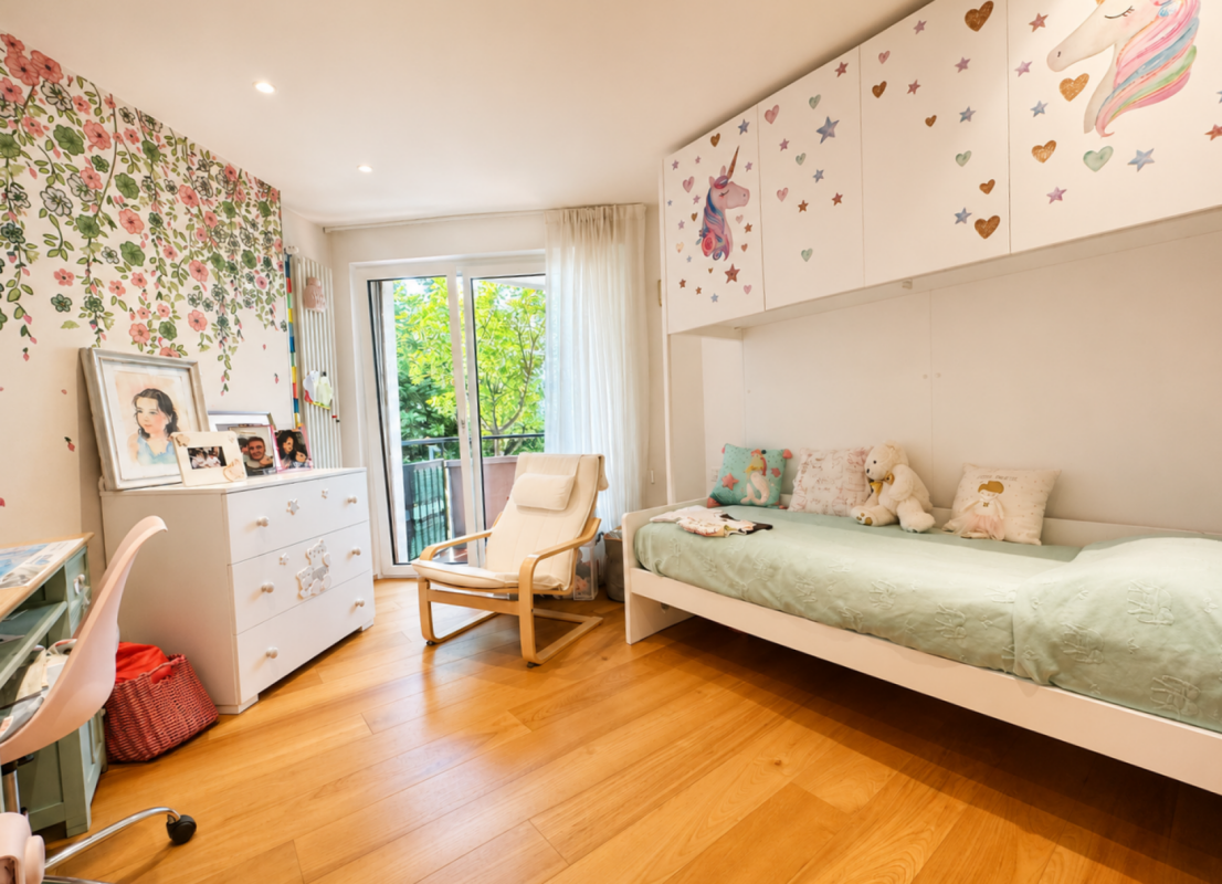 Helles Kinderzimmer mit Balkonzugang