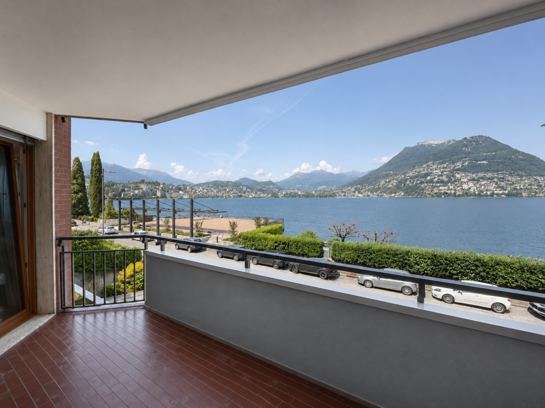 Balkon mit Seeblick und Bergpanorama