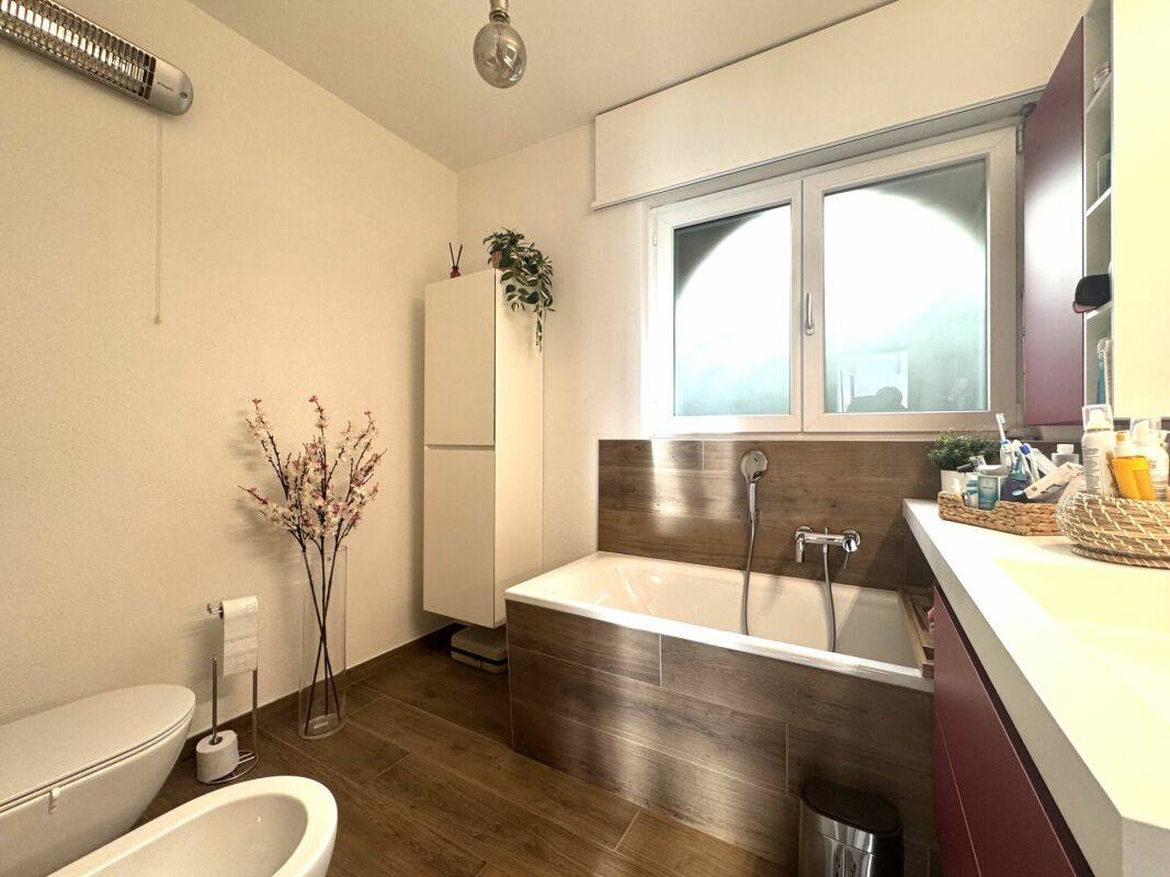 Modernes Badezimmer mit Badewanne
