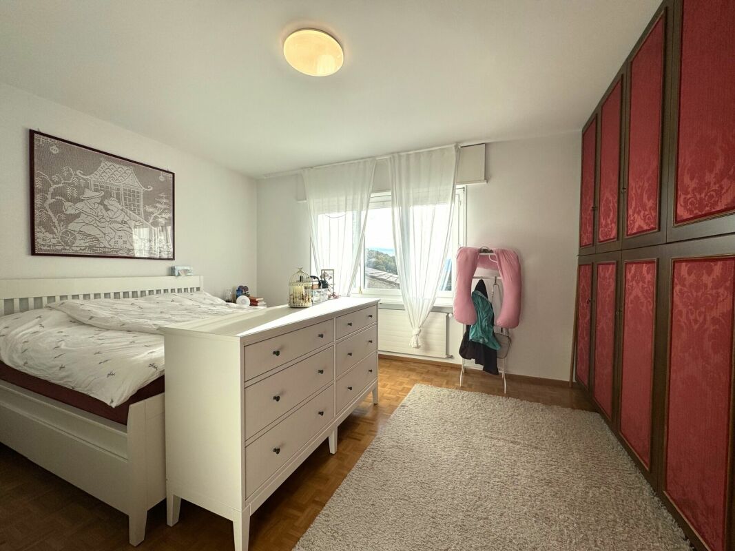 Schlafzimmer mit großem Kleiderschrank und Fenster