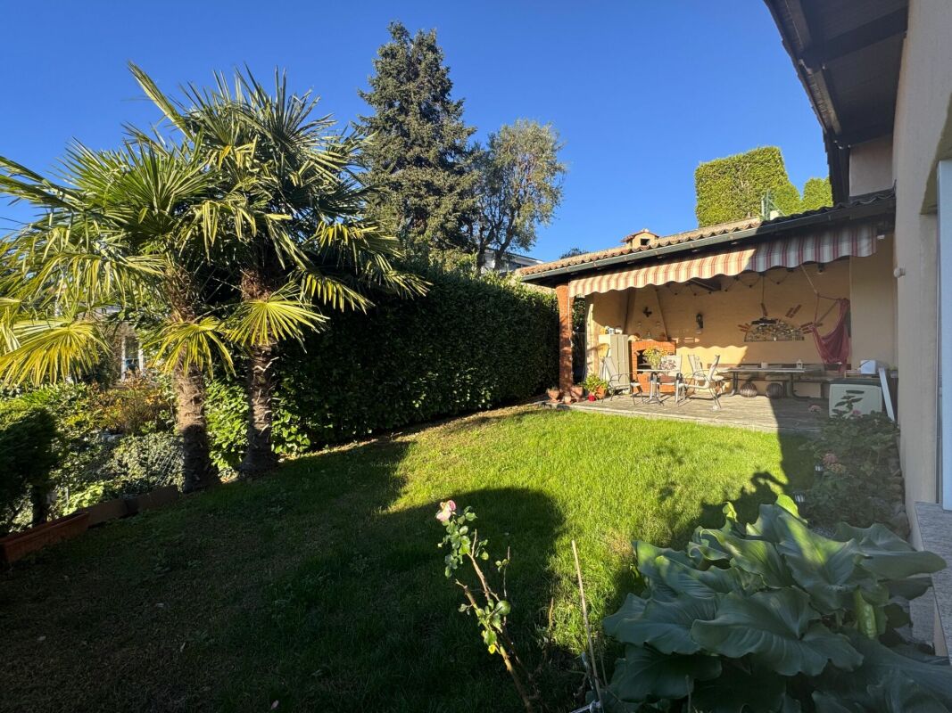 Garten mit überdachter Terrasse