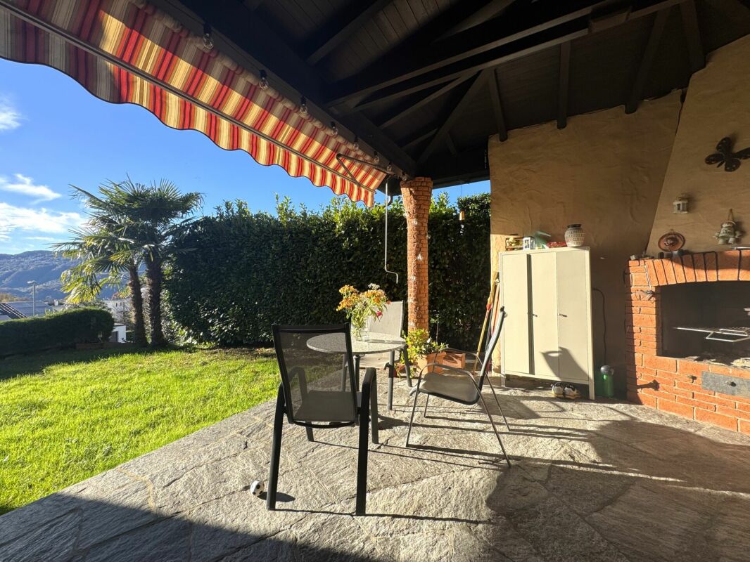 Überdachte Terrasse mit Gartenblick