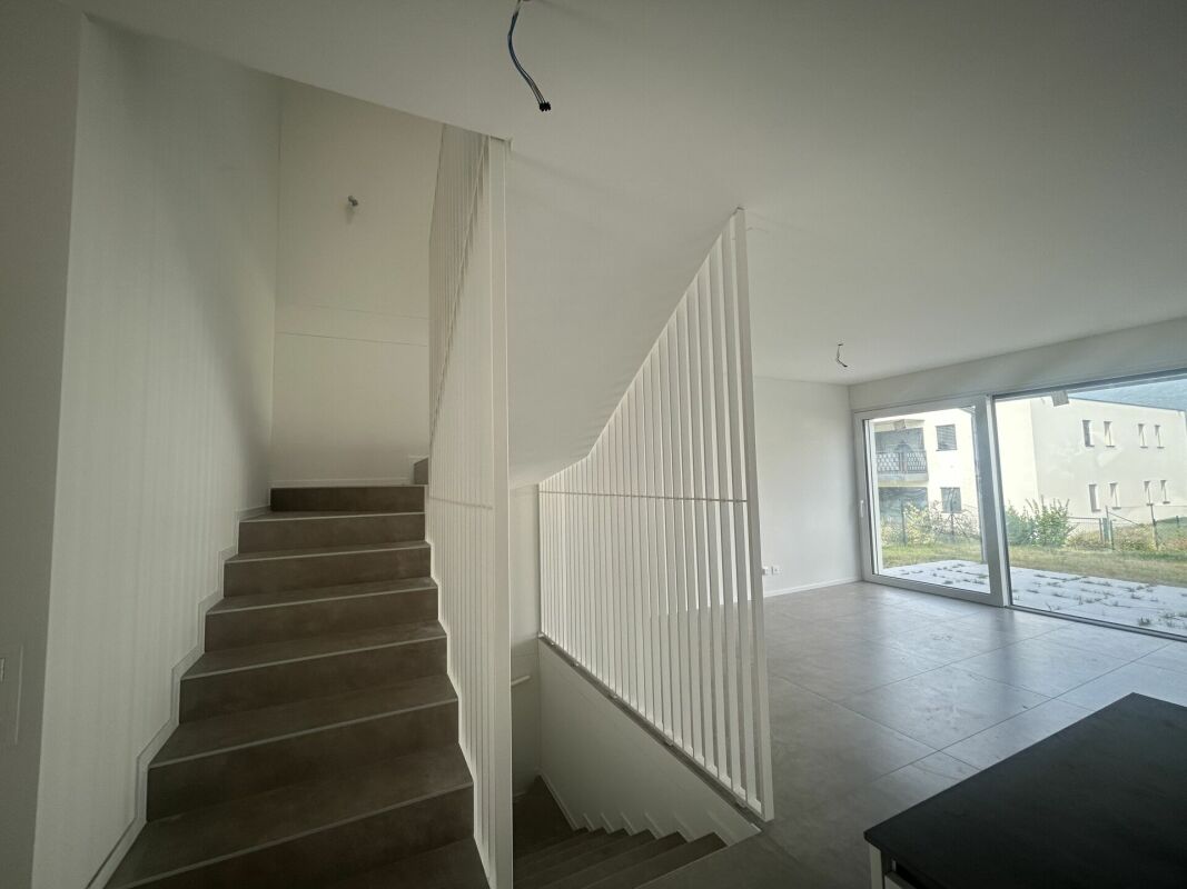 Treppenhaus mit Wohnbereich und großer Schiebetür