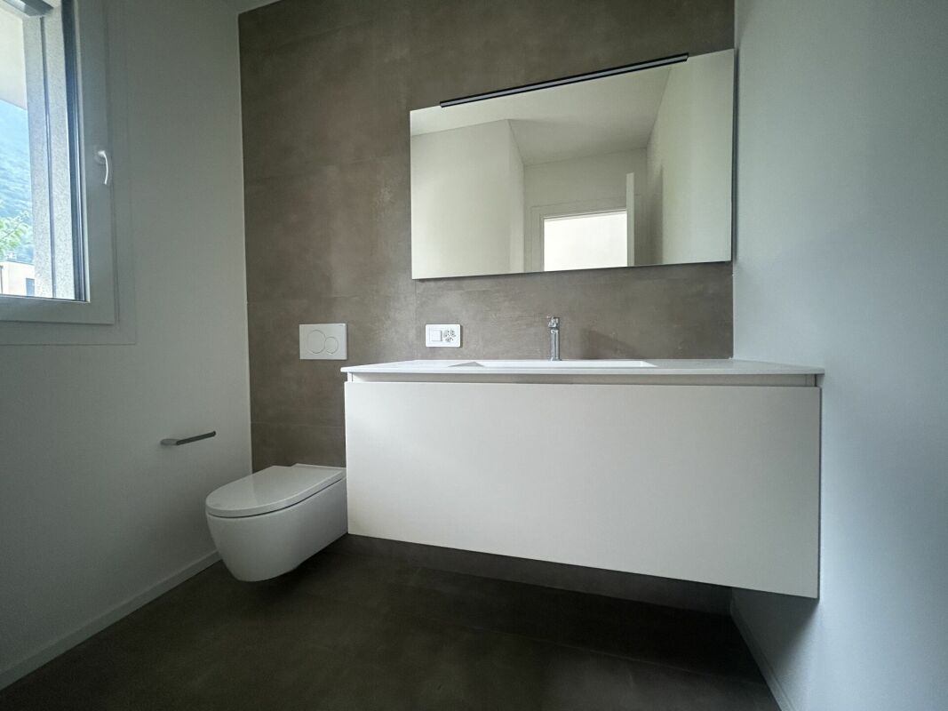 Modernes Gäste-WC mit Wand-WC und Waschtisch