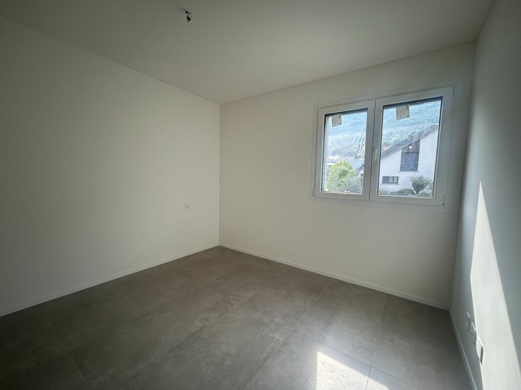 Leerer moderner Raum mit Fenster