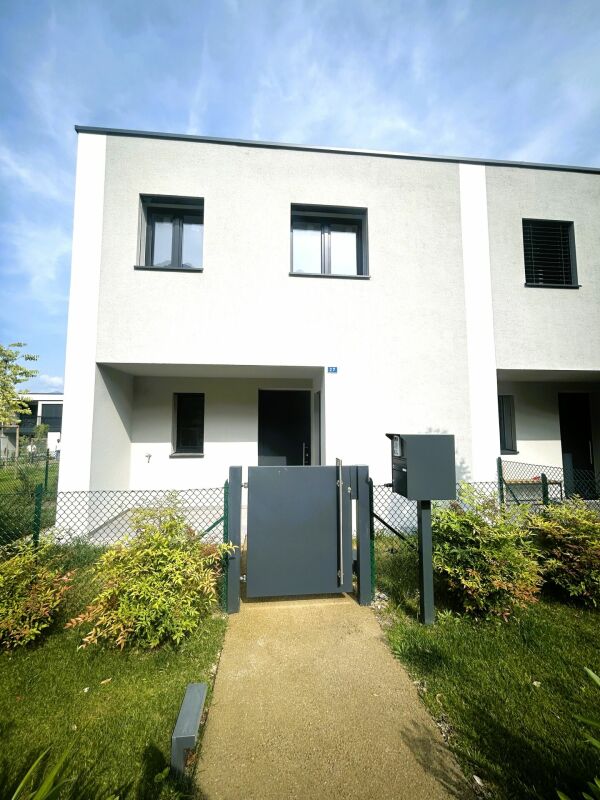 Modernes Reihenhaus mit Vorgarten und Eingangstor