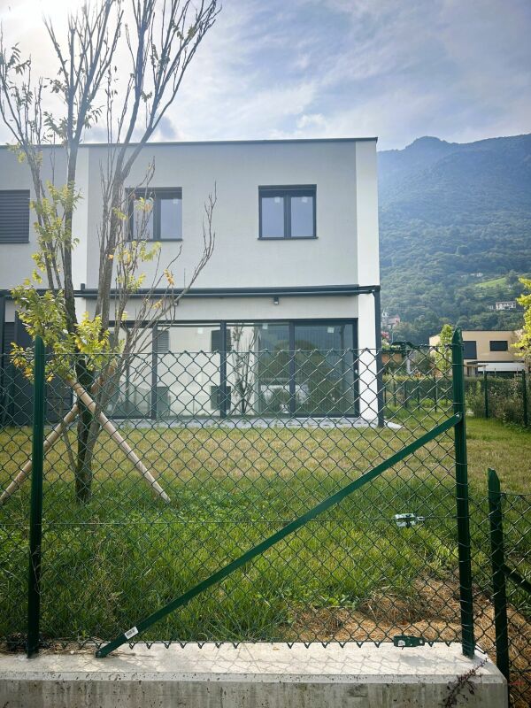 Modernes Einfamilienhaus mit Garten und Bergblick