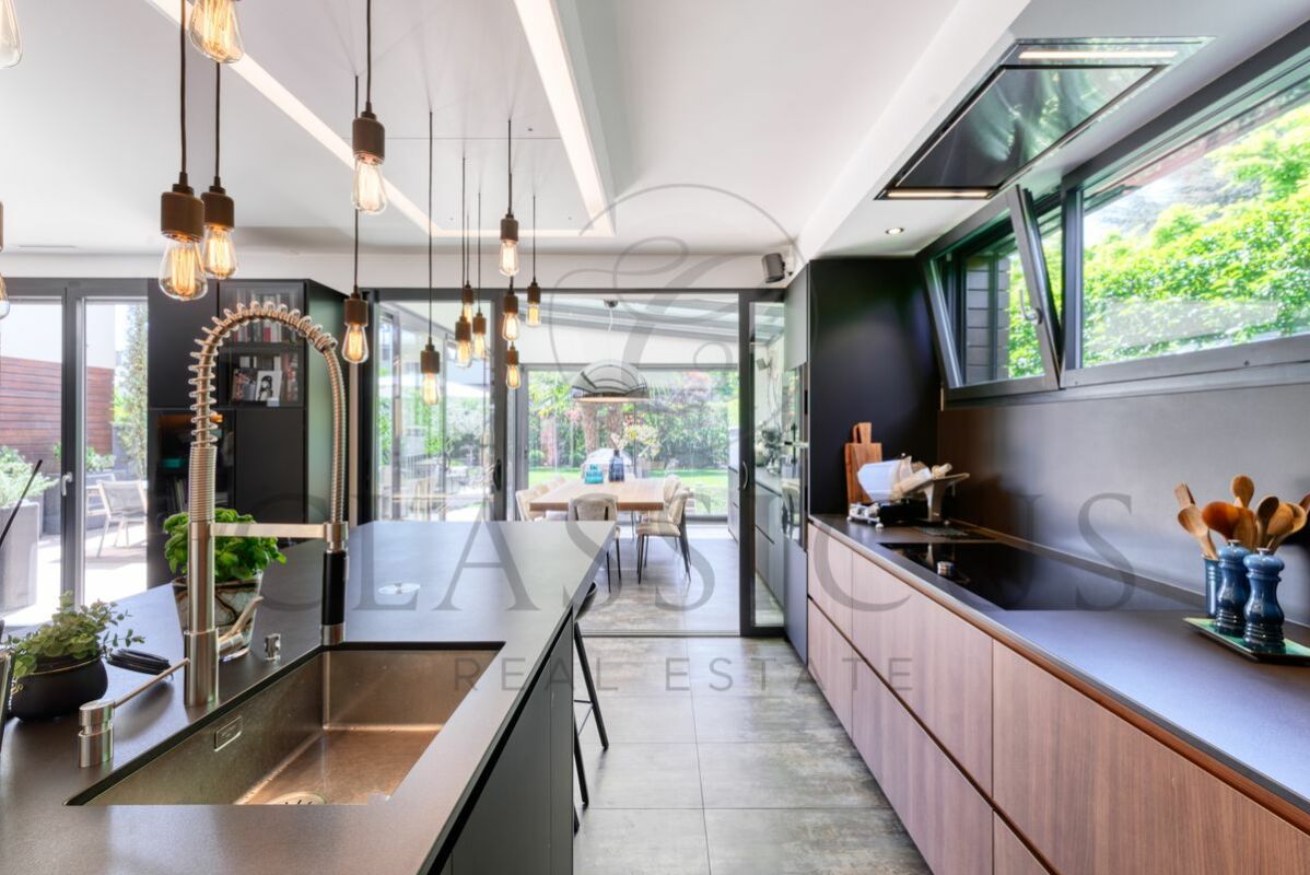 Offene Designküche mit Blick in den Garten