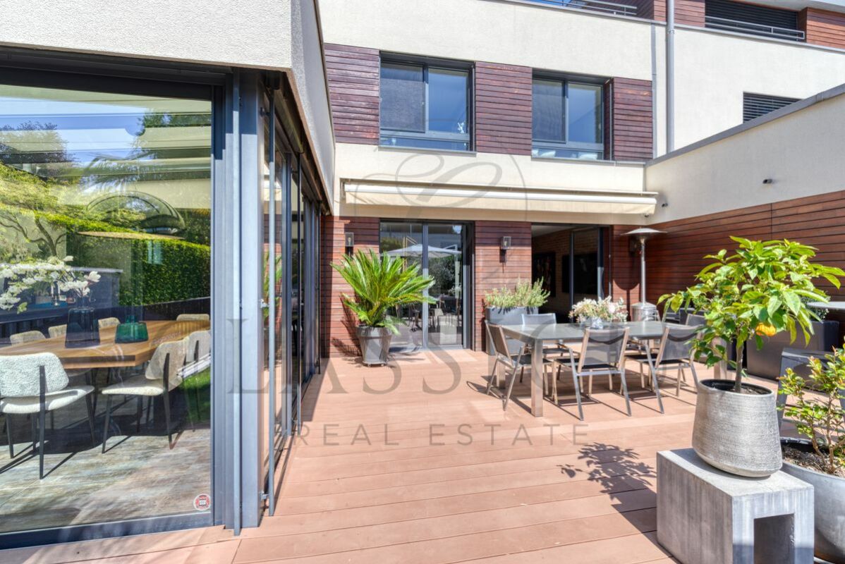 Moderne Terrasse mit Sitzgruppe