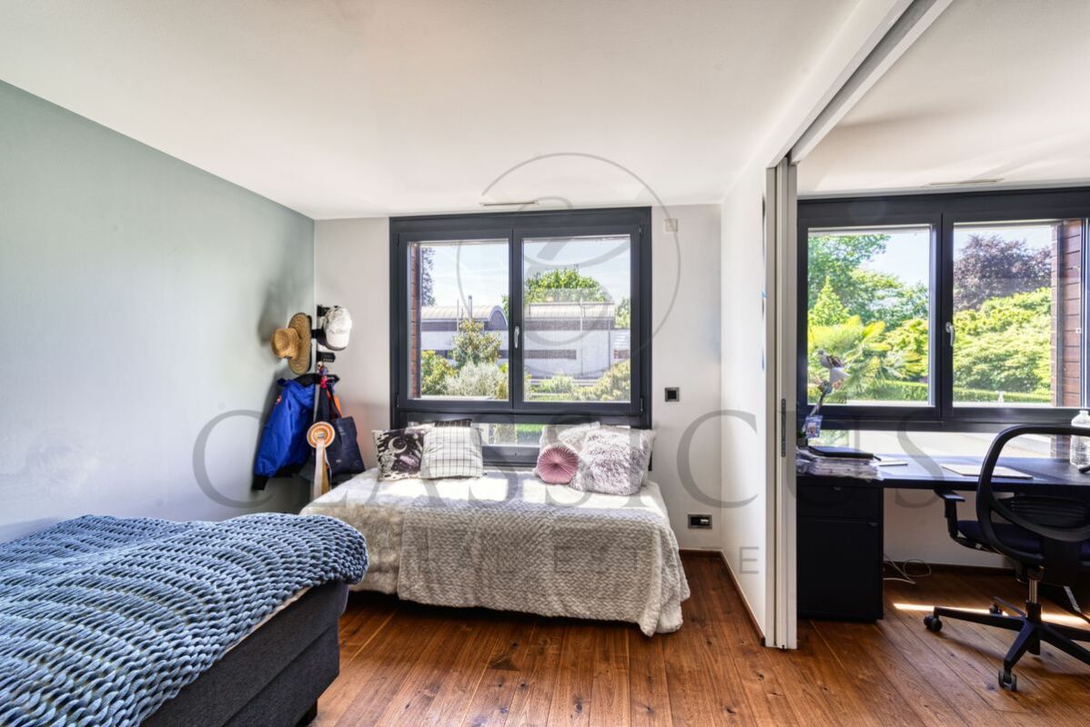 Helles Schlafzimmer mit Arbeitsbereich