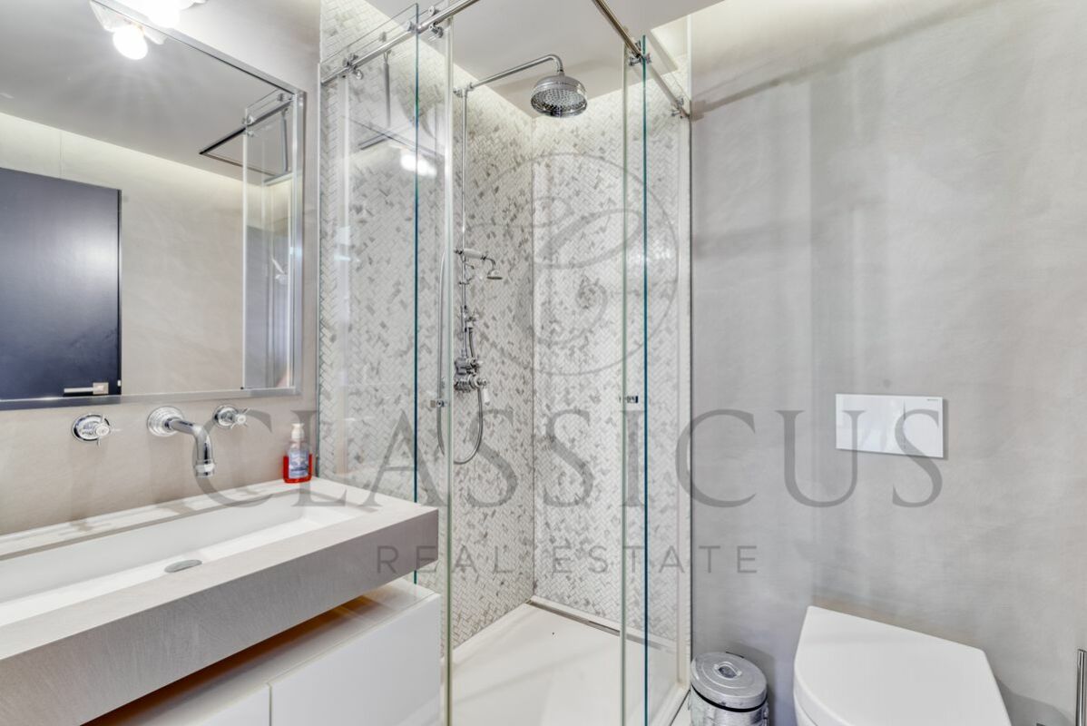Modernes Badezimmer mit Dusche und Waschtisch