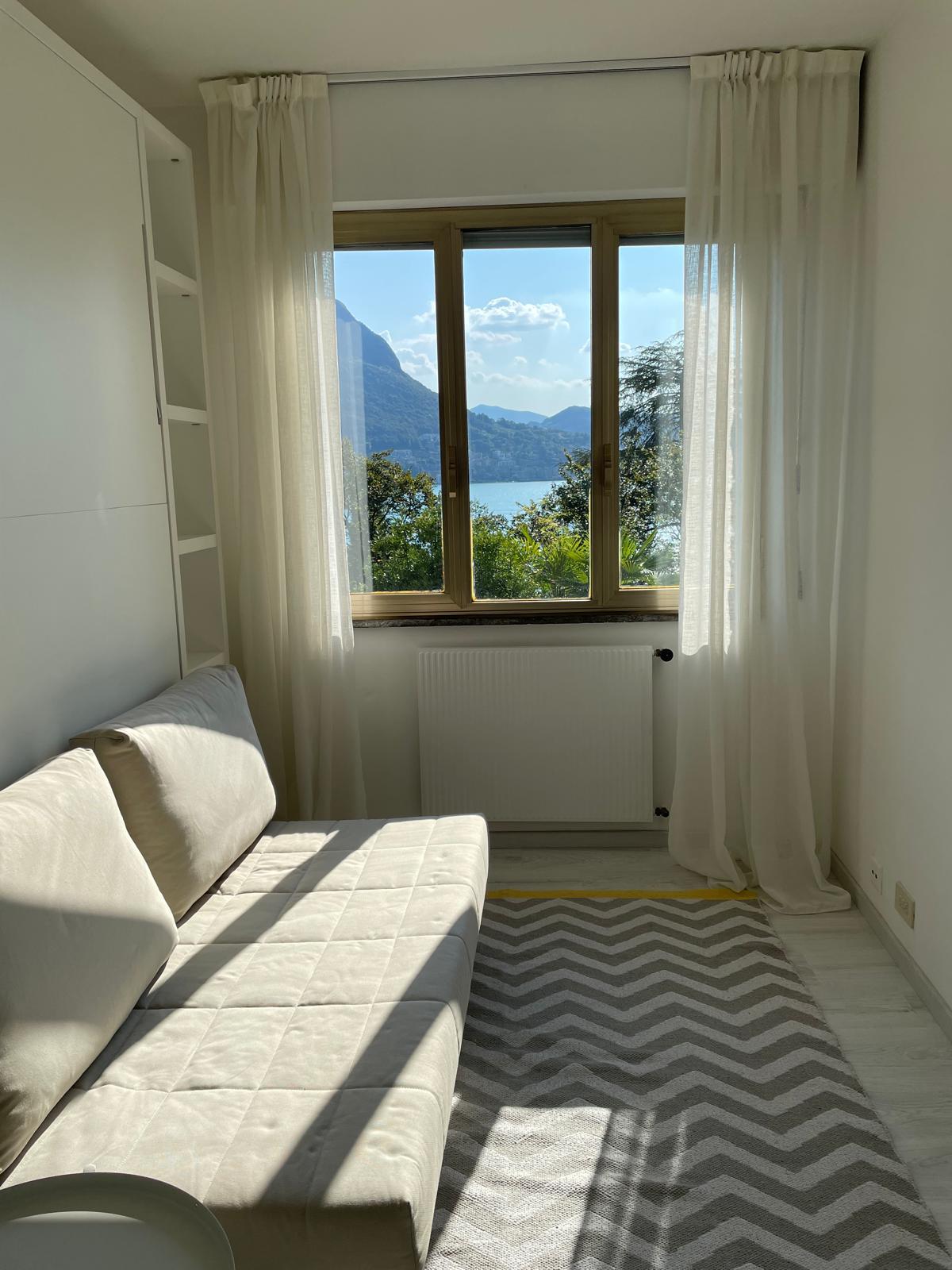 Helles Wohnzimmer mit Seeblick