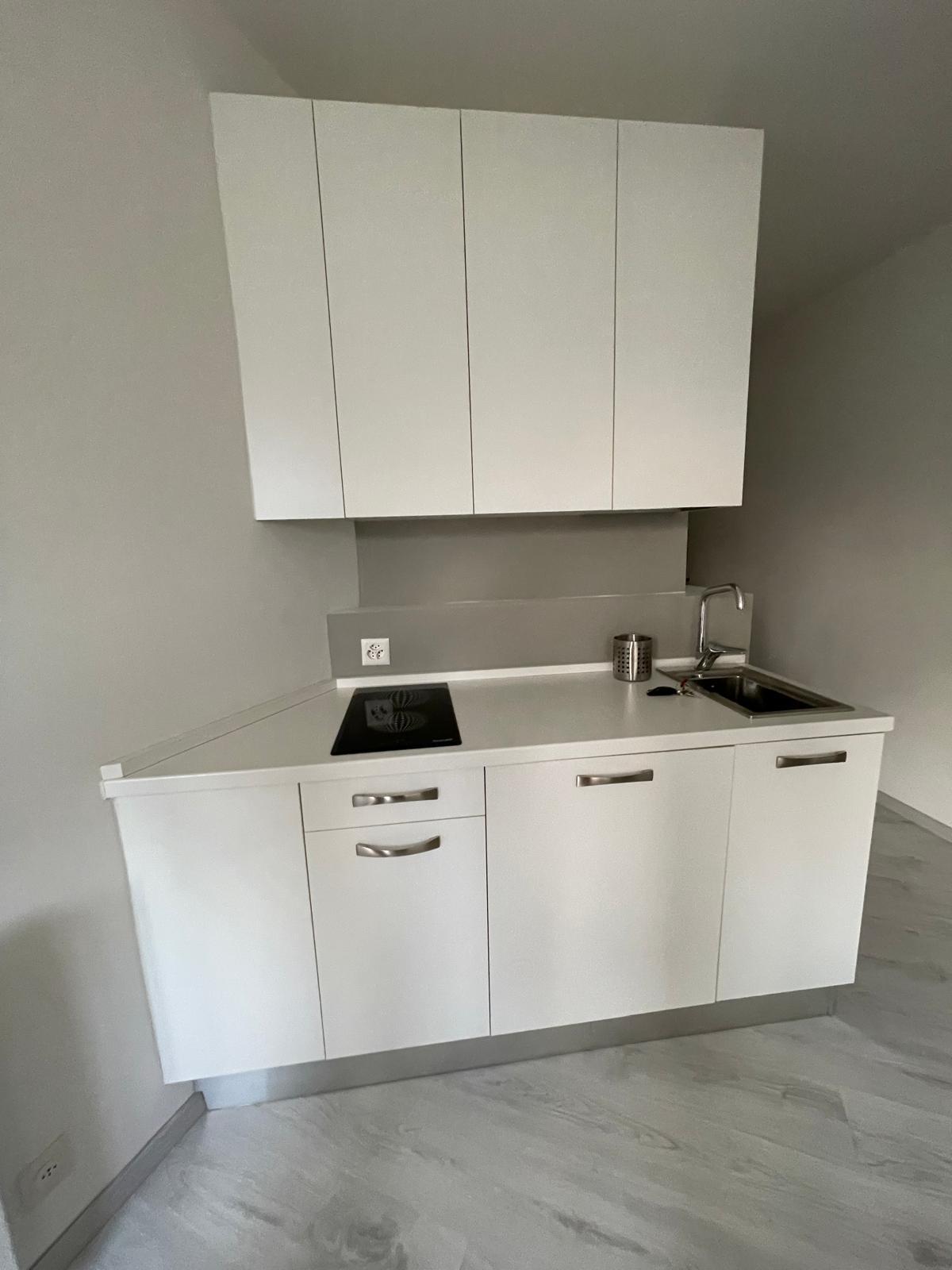Moderne kleine Küchenzeile in neutralen Farben