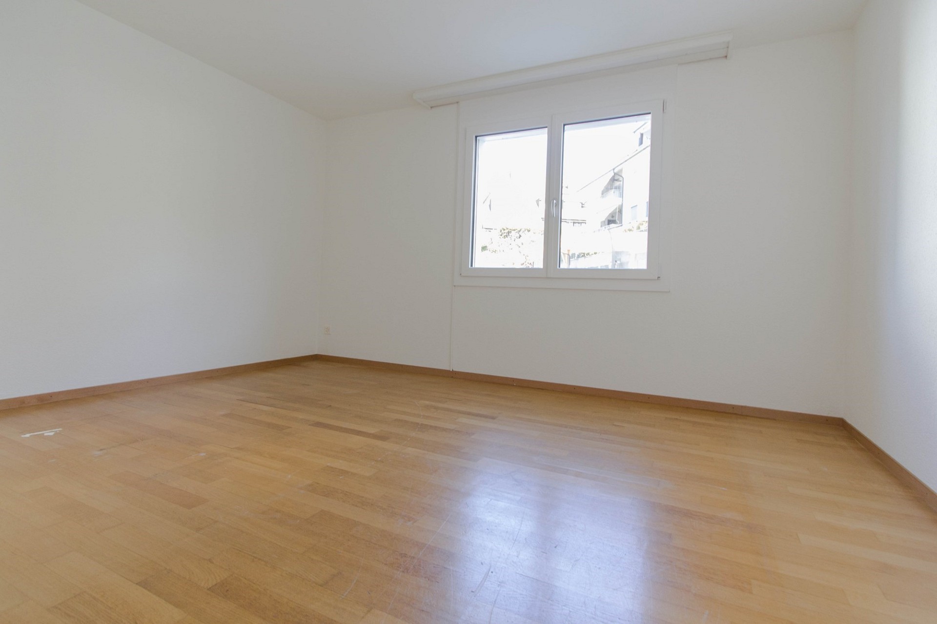 Leerer heller Raum mit Holzfußboden
