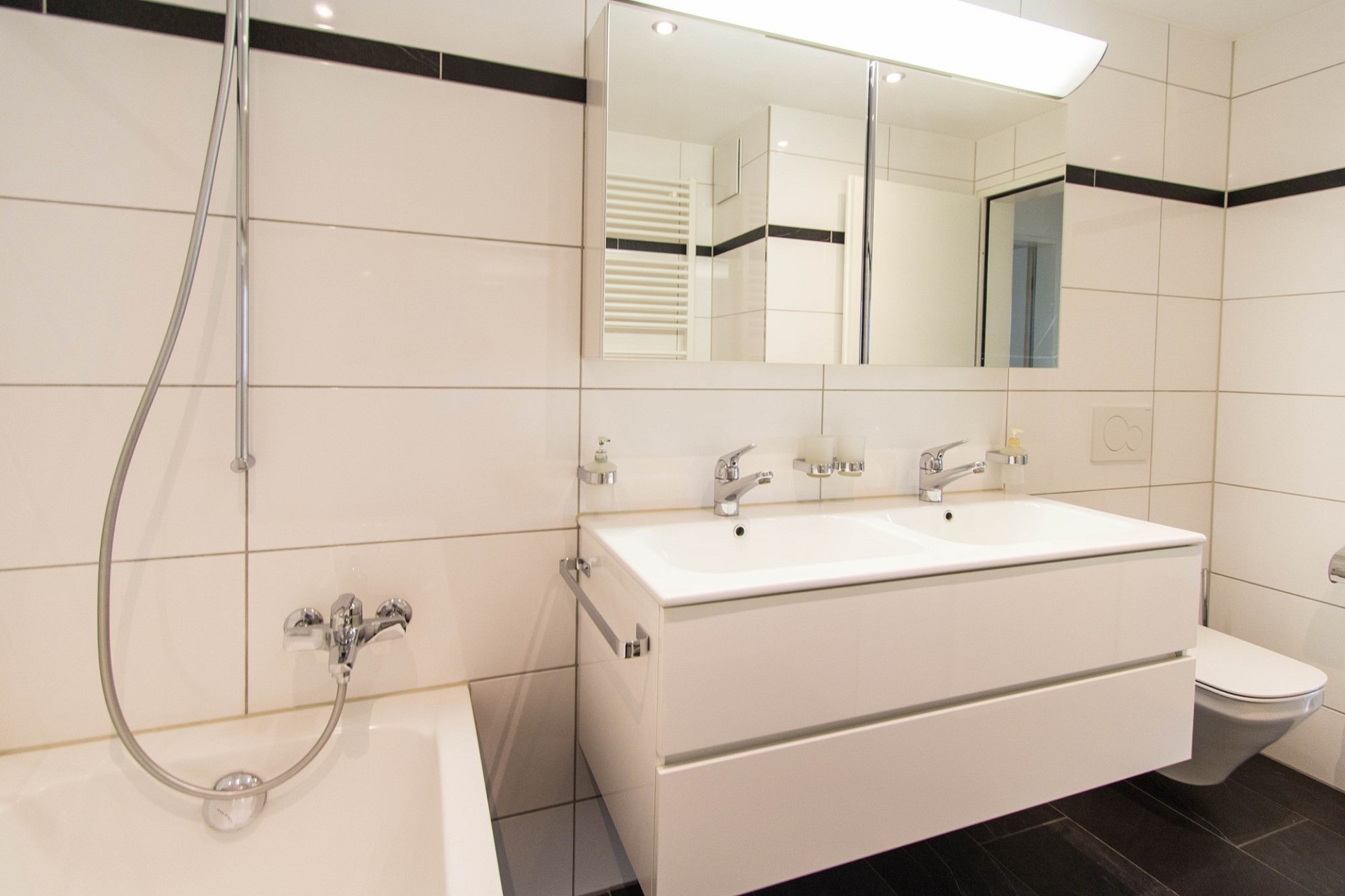 Modernes Badezimmer mit Badewanne, Doppelwaschtisch und WC