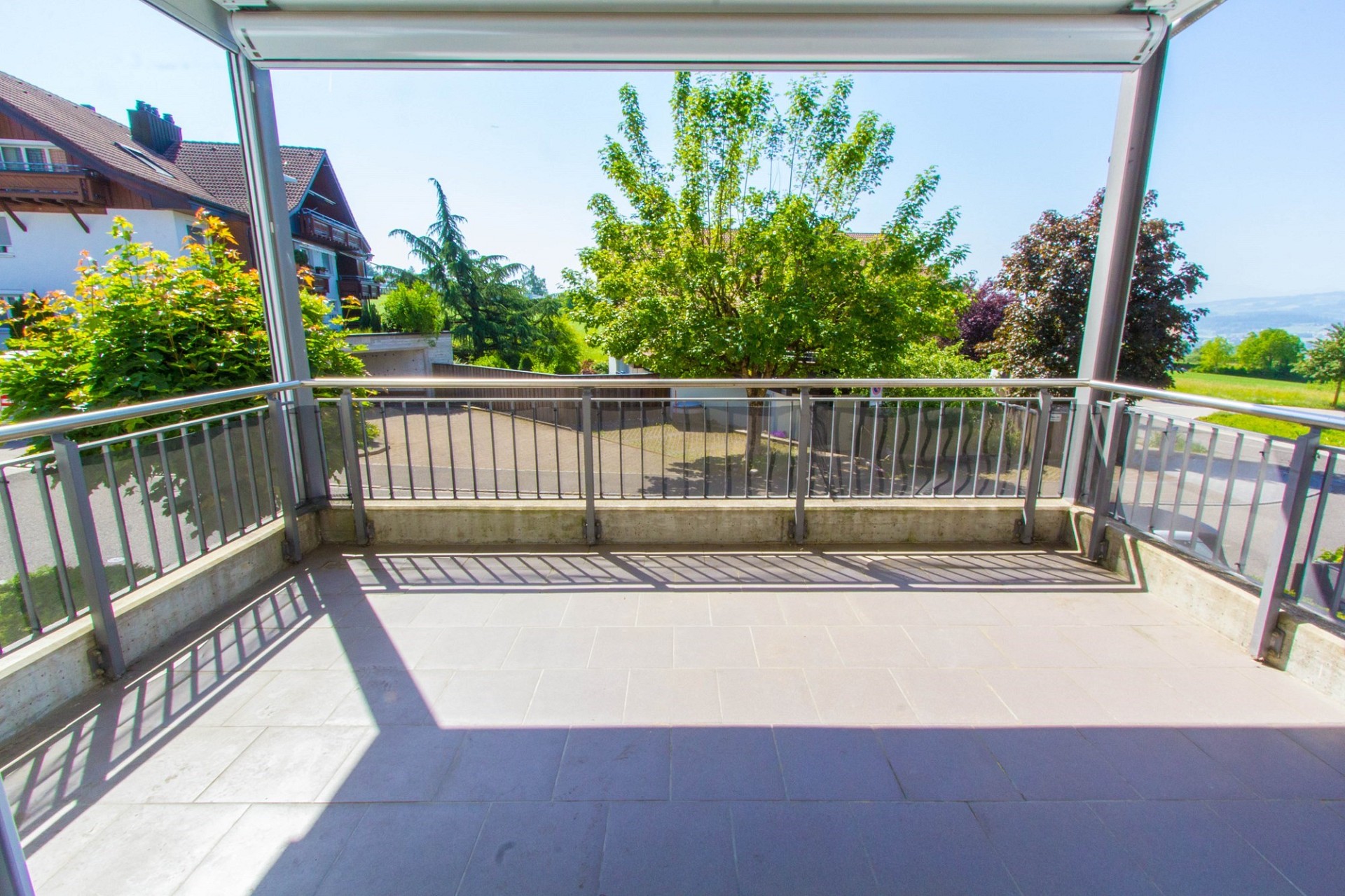 Überdachter Balkon mit Blick ins Grüne