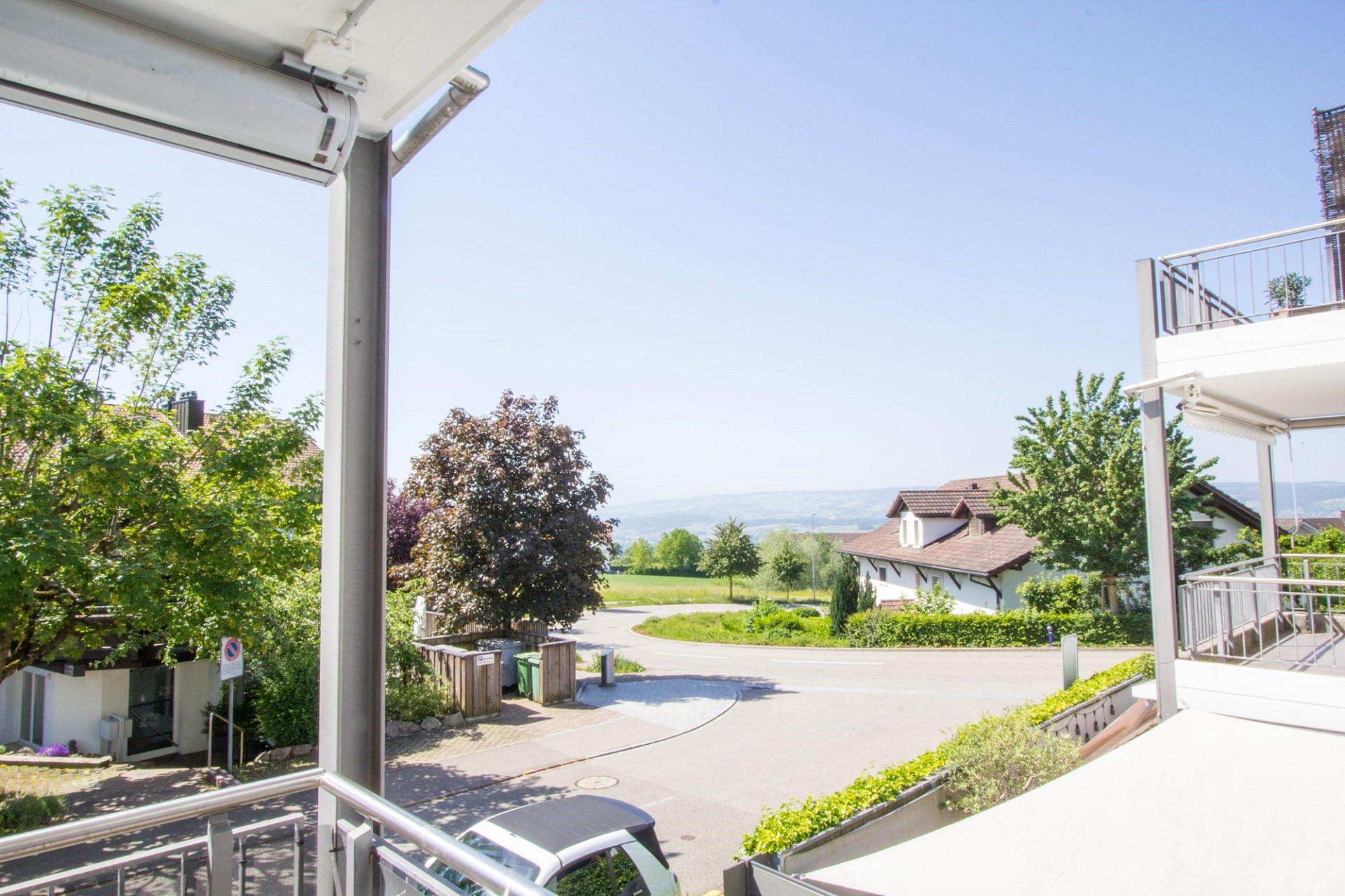 Balkon- und Straßenblick