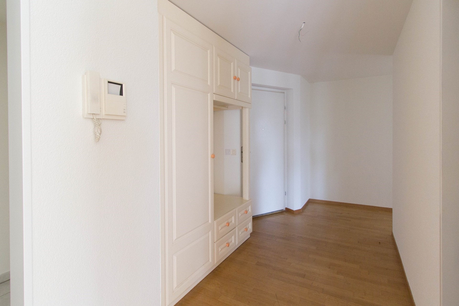 Heller Flur mit Einbauschrank