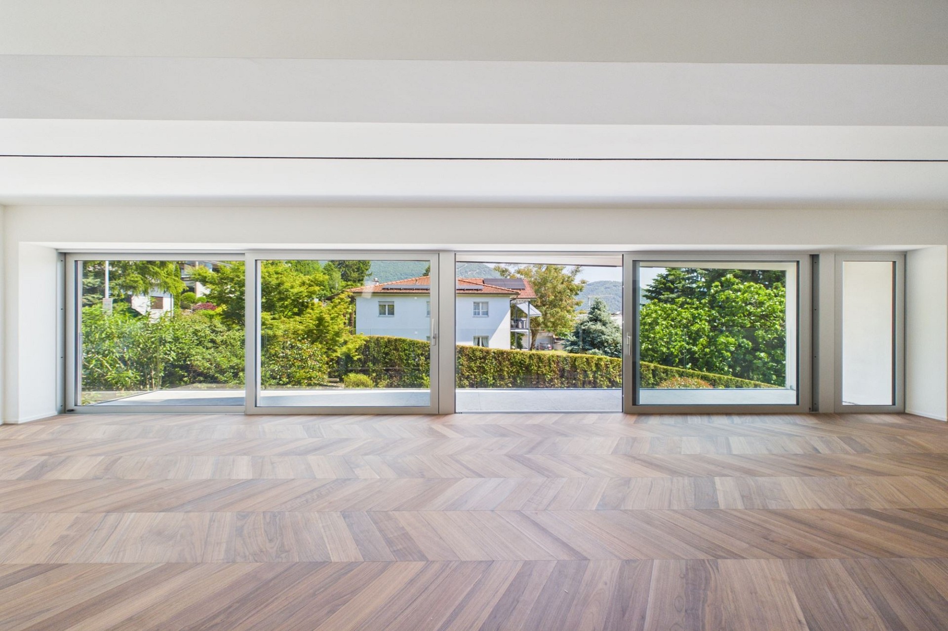 Leerer, heller Wohnraum mit Panoramafenstern
