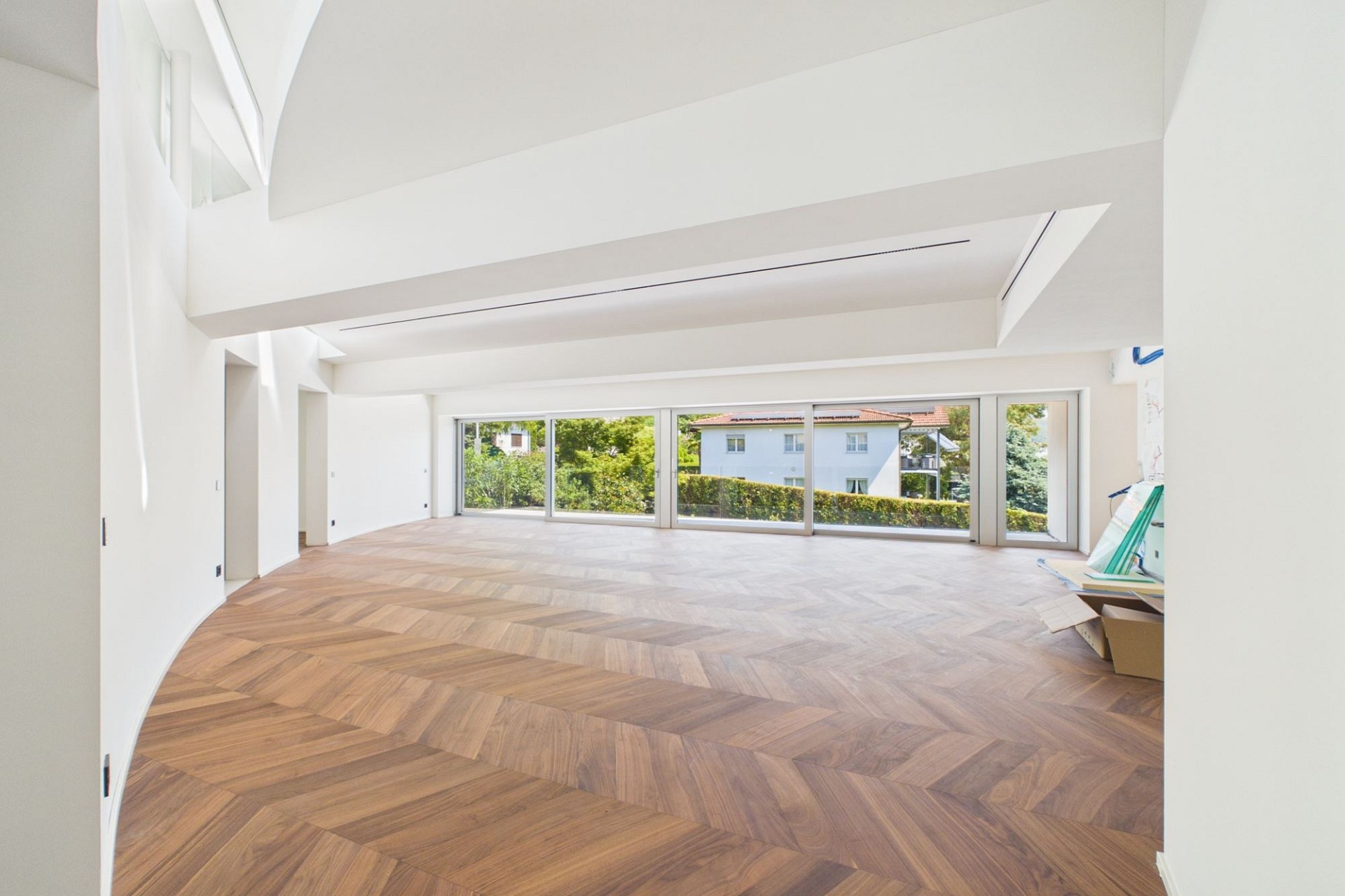 Heller leerer Wohnraum mit großem Panoramafenster