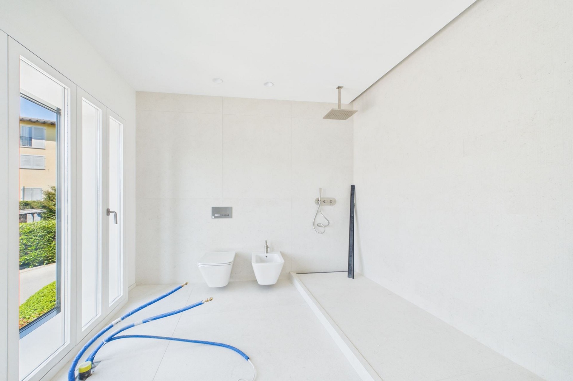 Modernes, unfertiges Badezimmer mit Dusche und WC