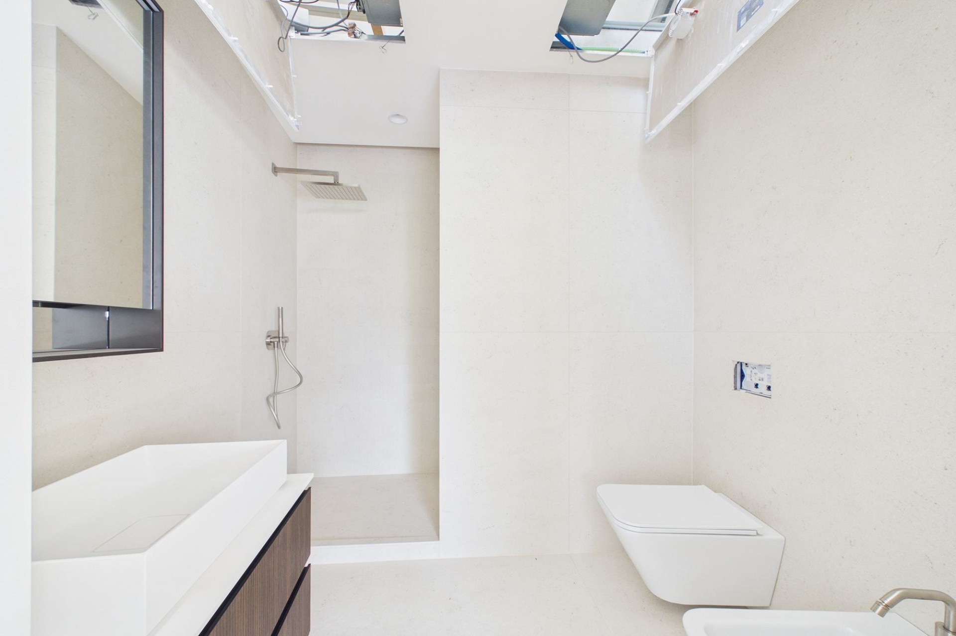 Modernes Badezimmer im Ausbau