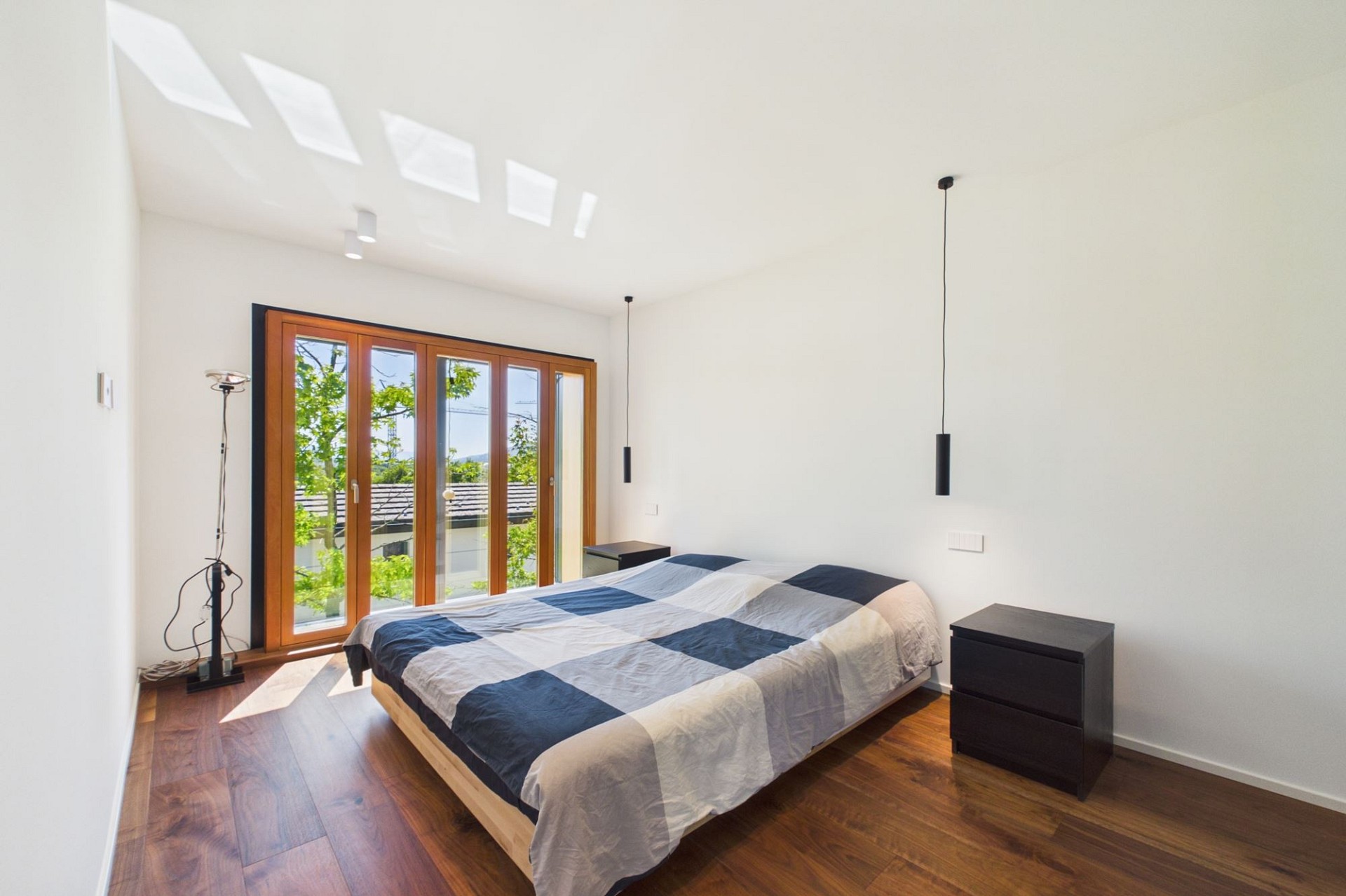 Helles Schlafzimmer mit Balkon- bzw. Terrassentüren