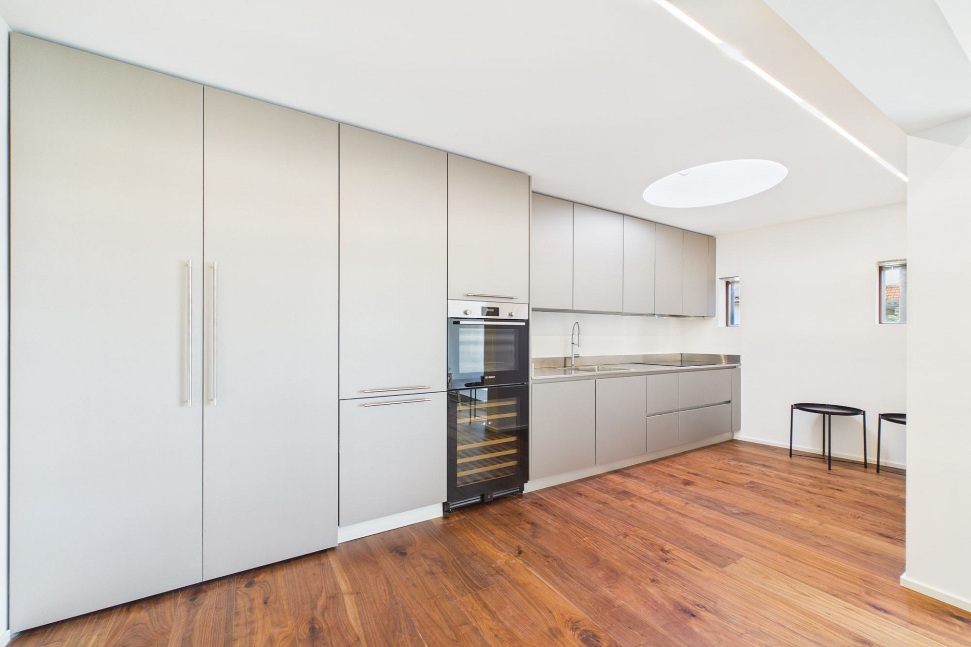 Moderne Einbauküche mit Holzfußboden