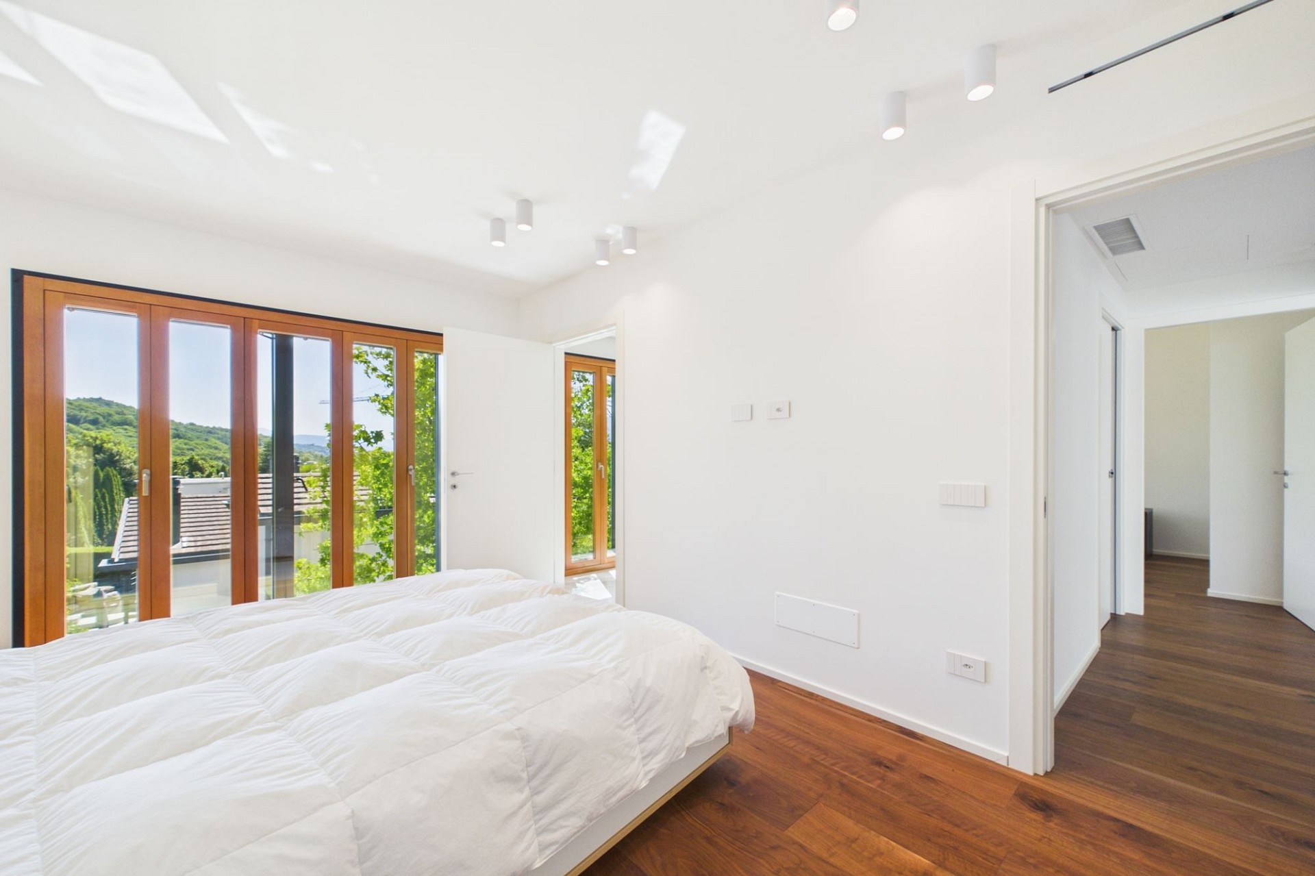 Helles Schlafzimmer mit Ausblick ins Grüne