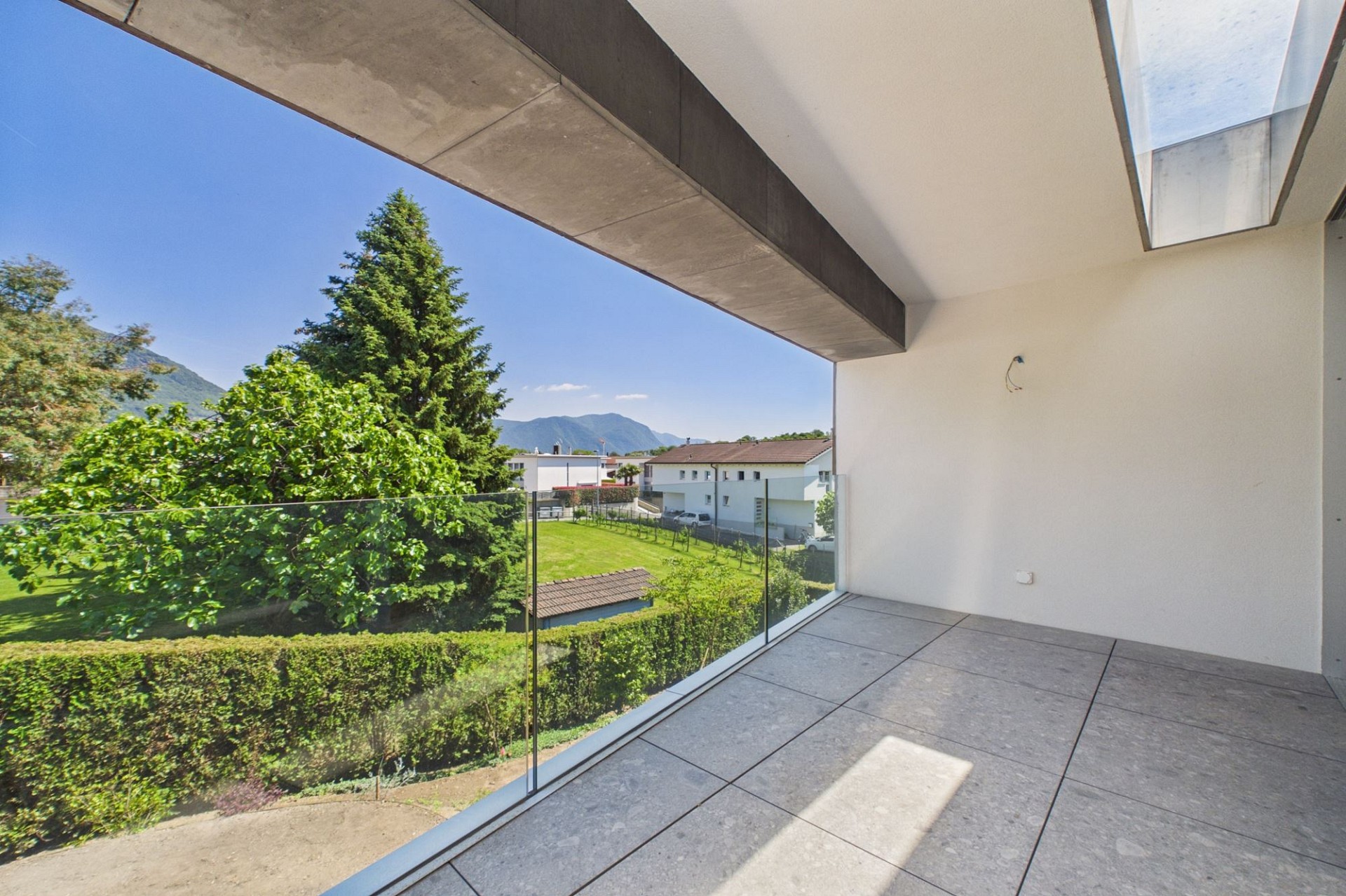 Moderne Loggia mit Glasgeländer