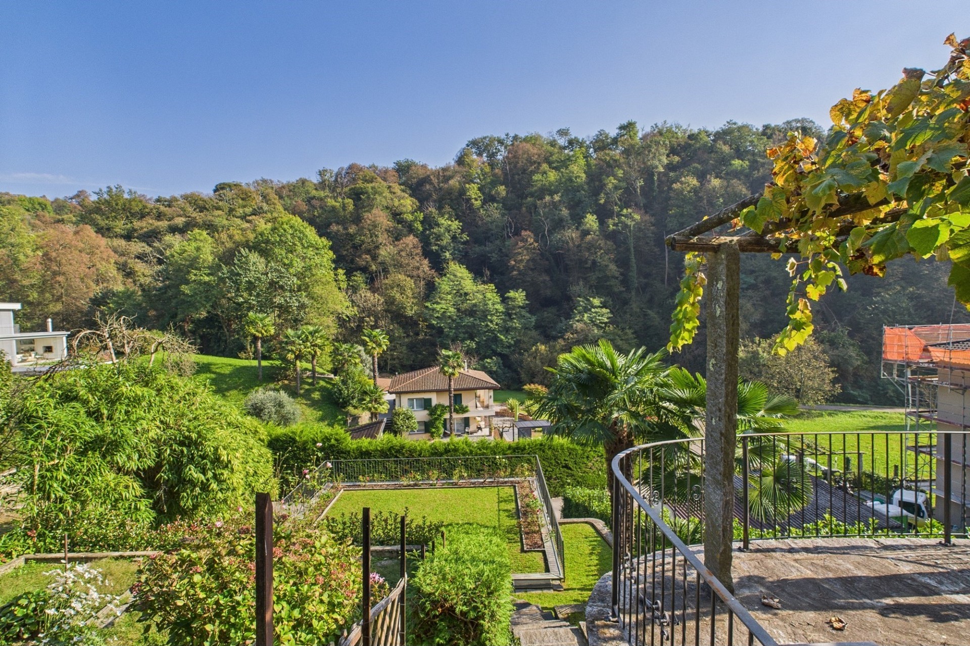 Gartenblick von einer Terrasse