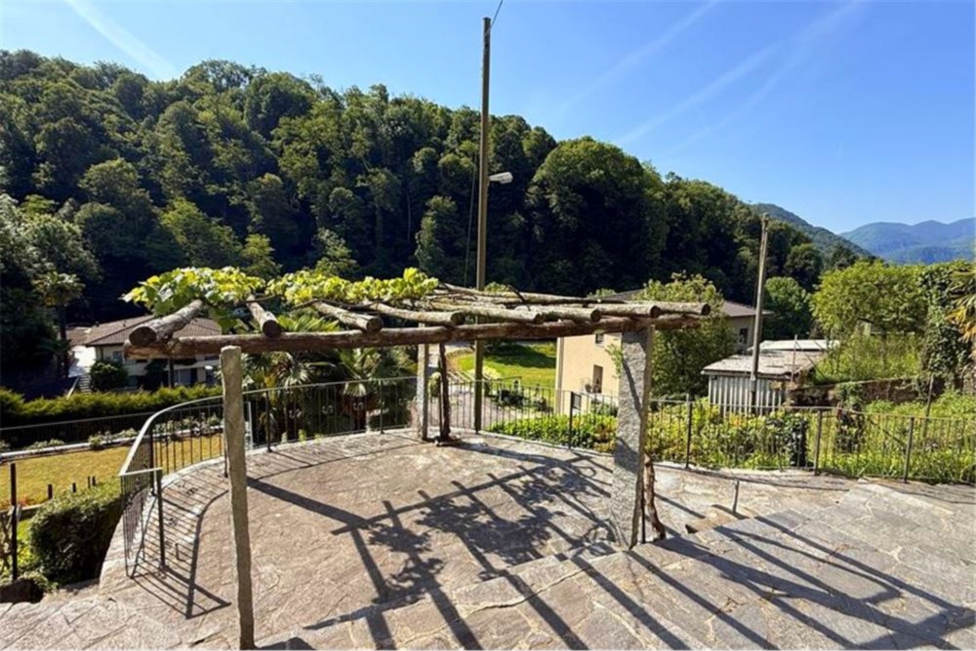 Terrasse mit Pergola und Bergblick