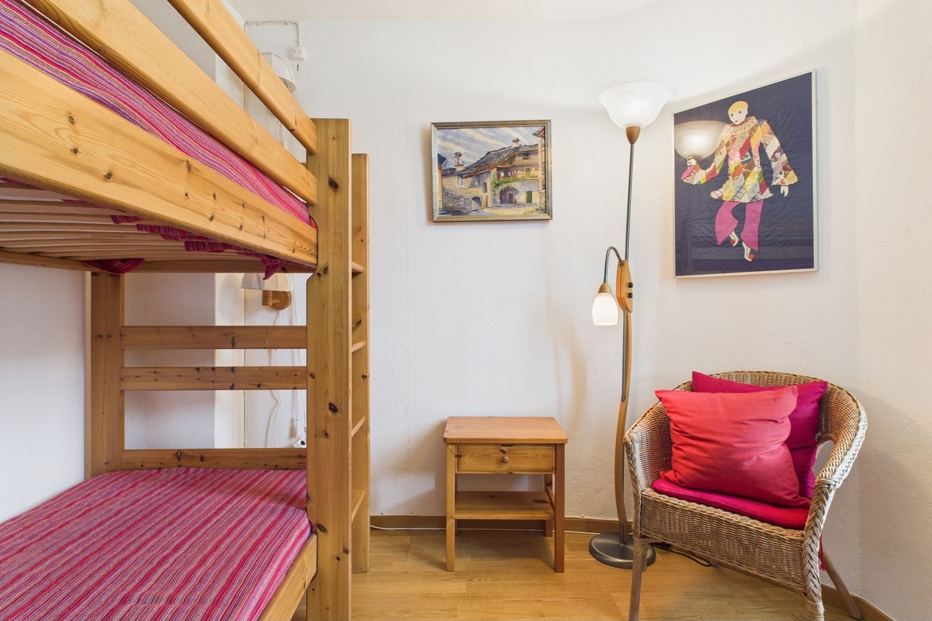 Schlafzimmer mit Etagenbett und Sitzbereich