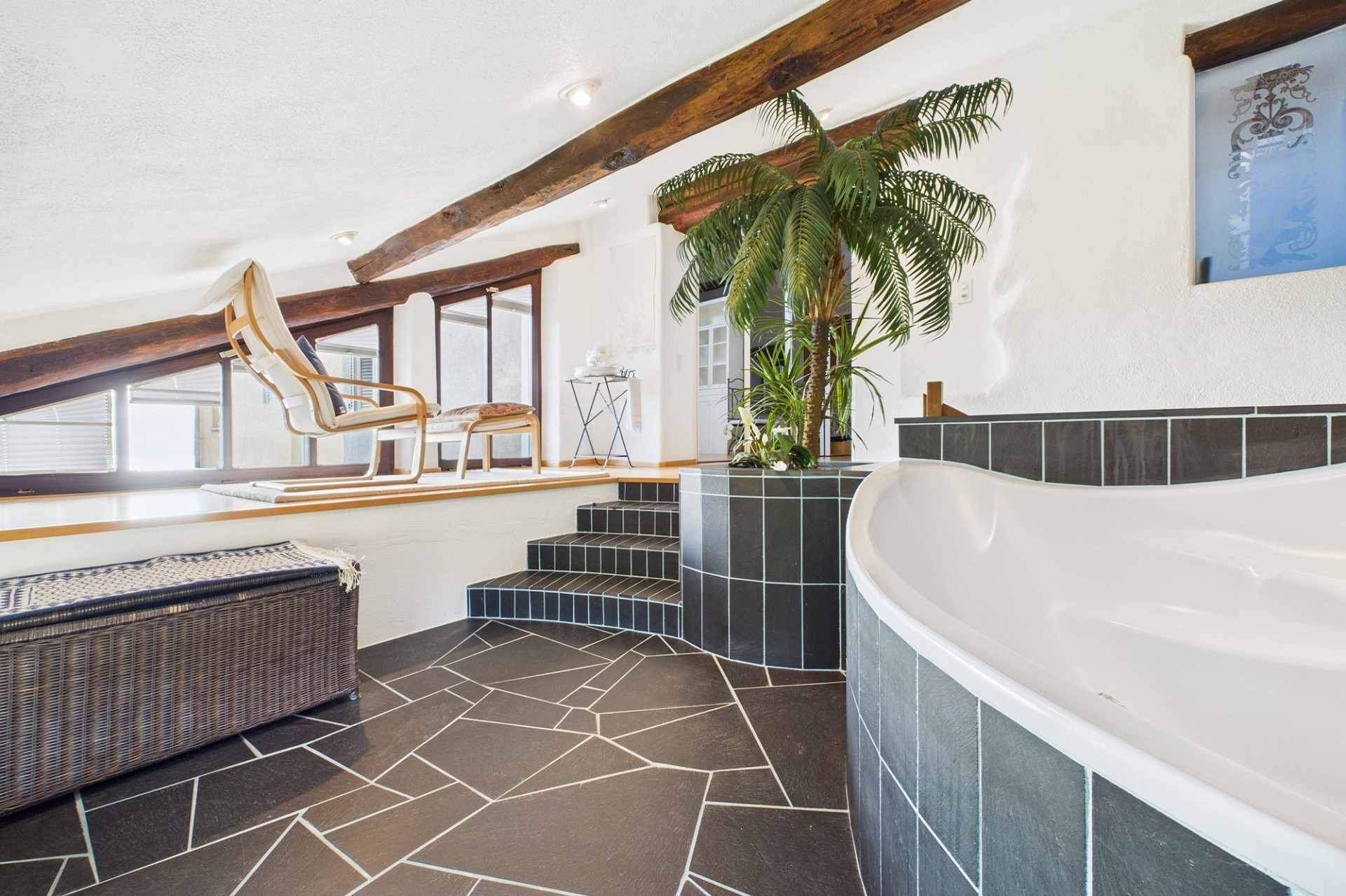Dachbad mit Badewanne und Holzträgern