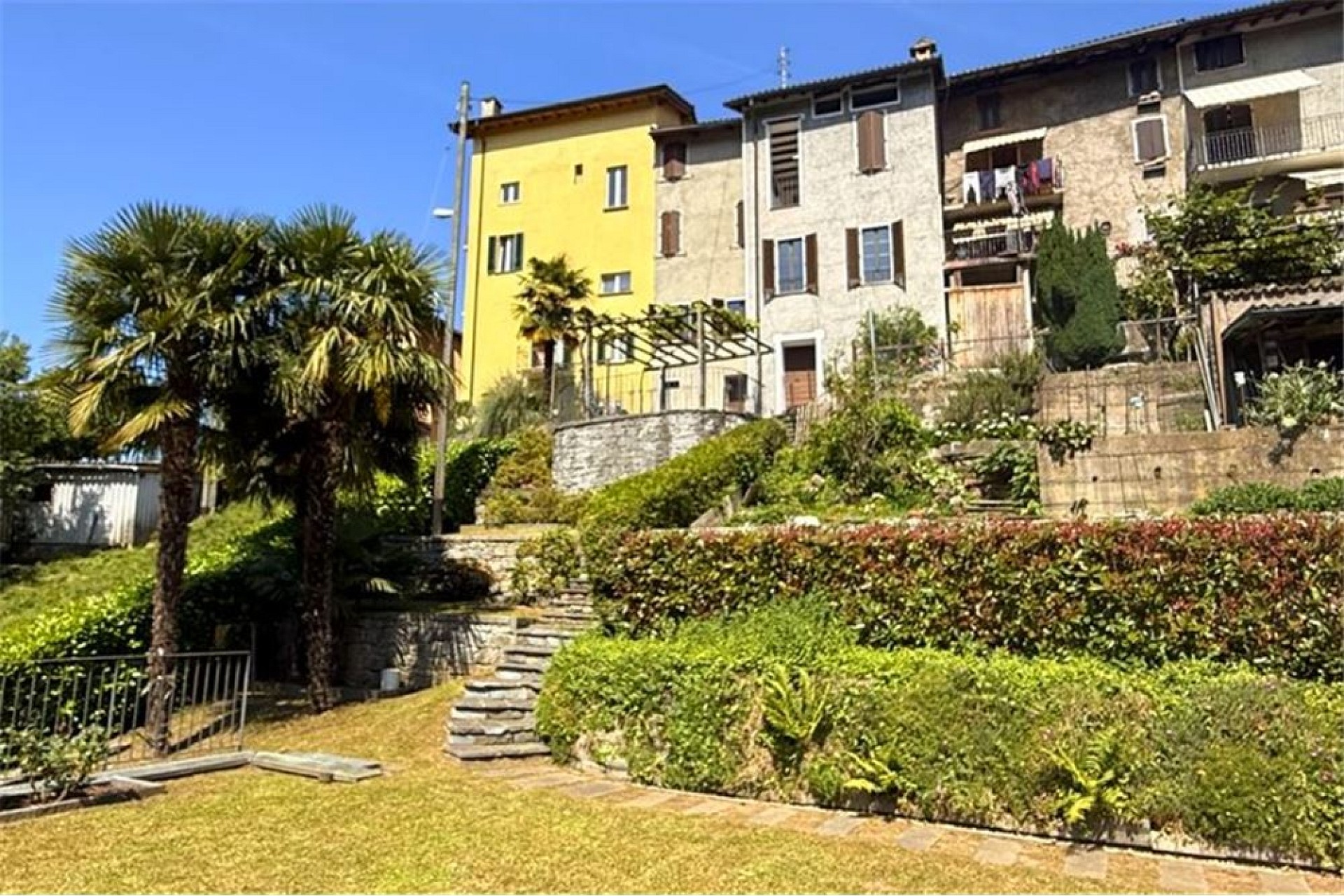 Mediterrane Wohnanlage mit Garten