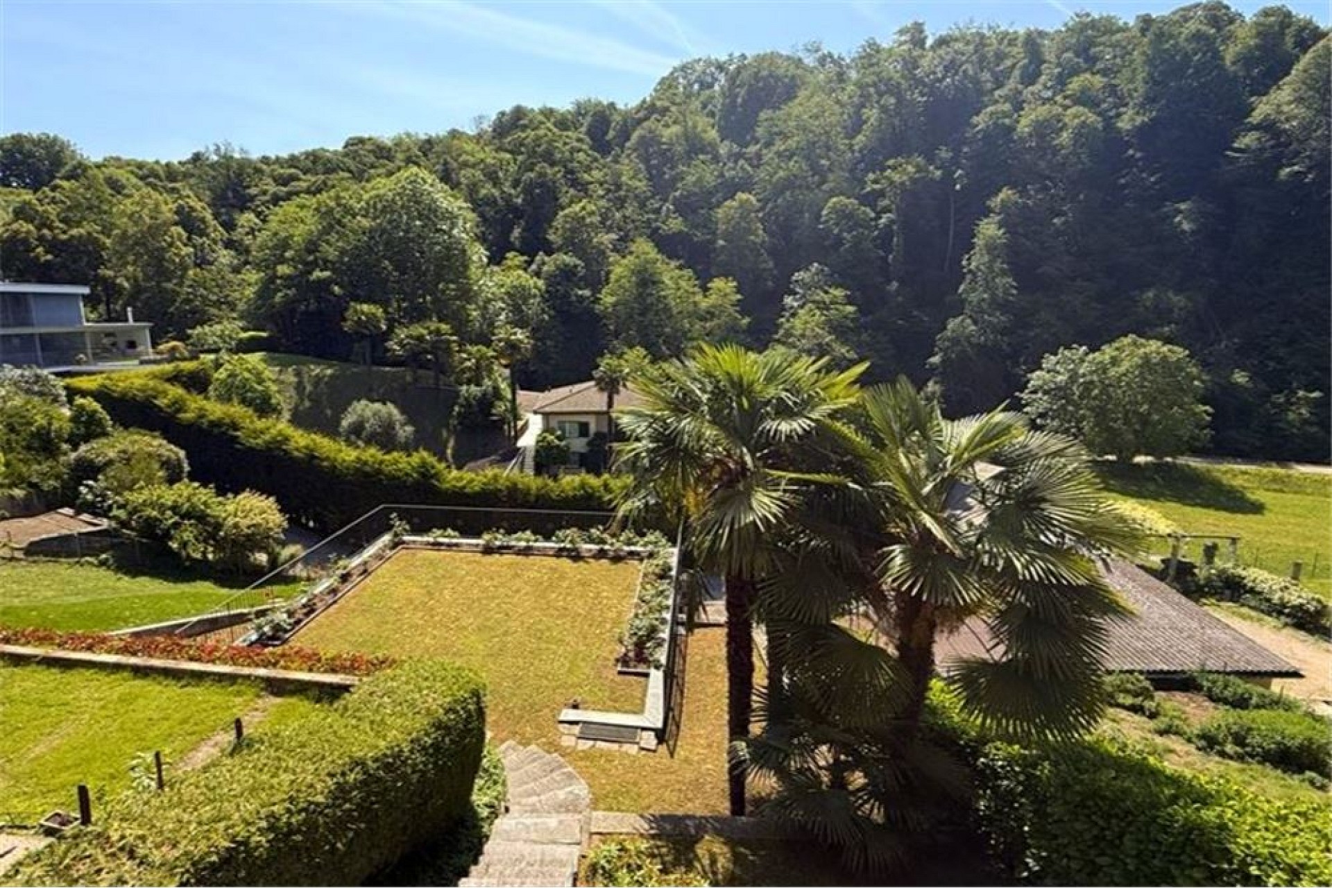Grüne Hanglage mit Garten und Aussicht
