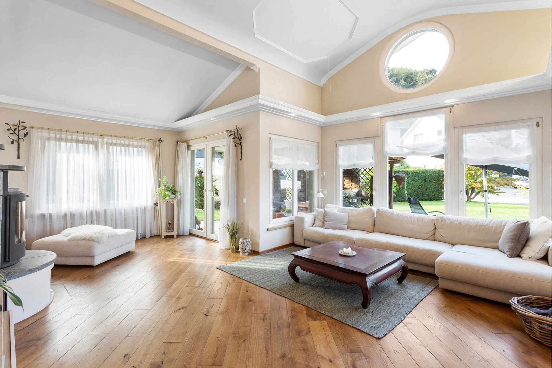 Helles Wohnzimmer mit Panoramafenstern