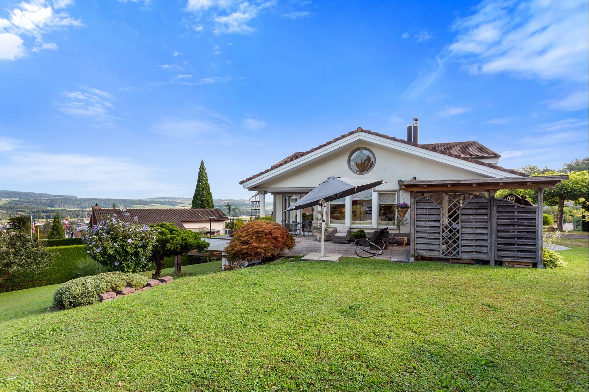 Haus mit Garten und Terrasse