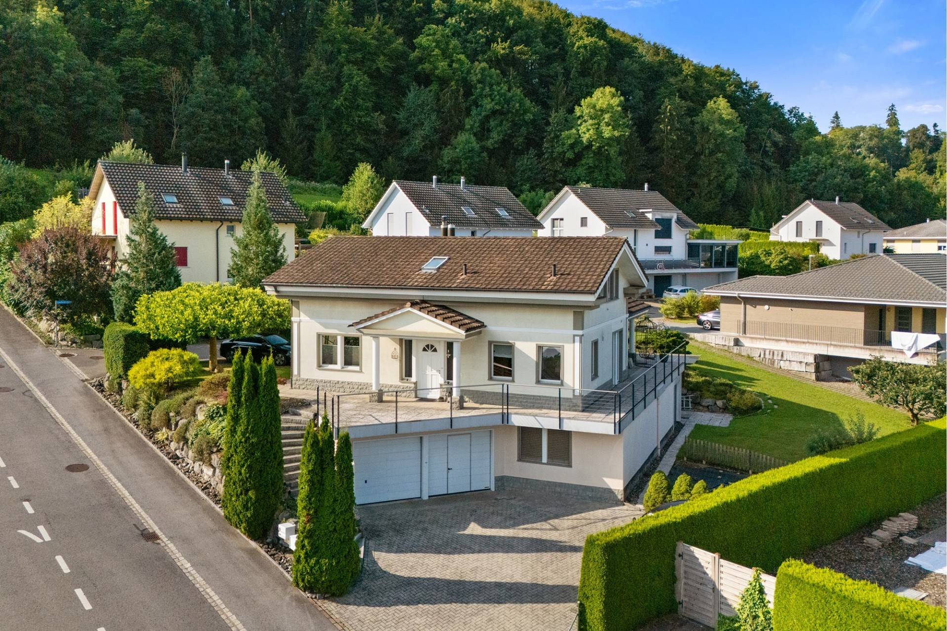 Helles Einfamilienhaus mit Garten in Hanglage