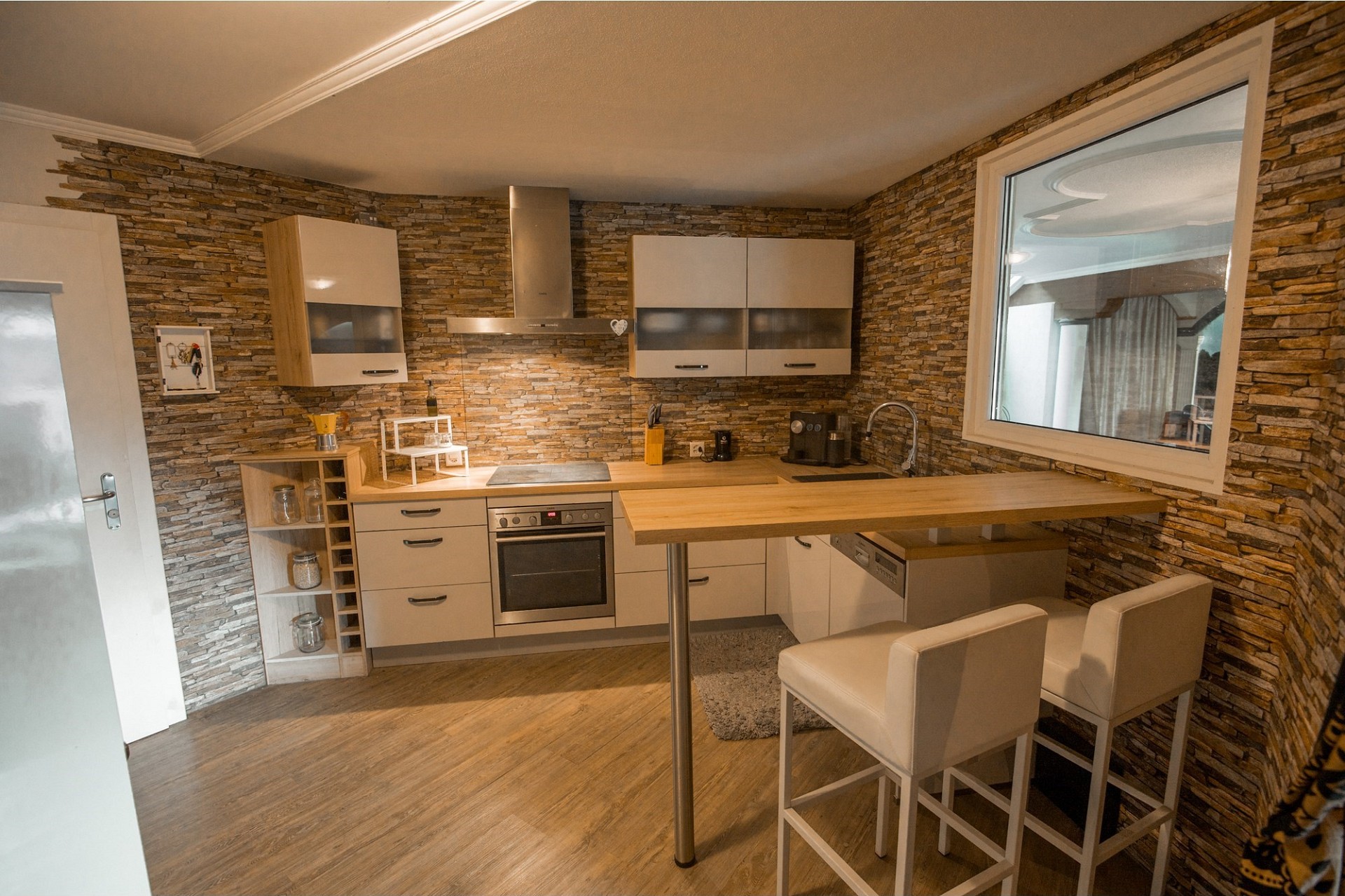 Moderne Küche mit Steinwand und Tresen