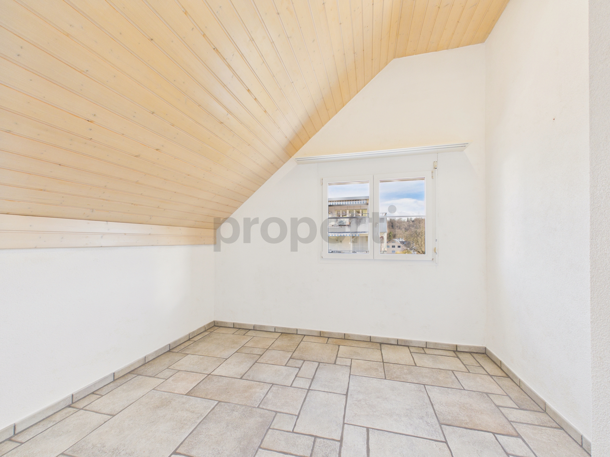 Heller Dachraum mit Dachfenster