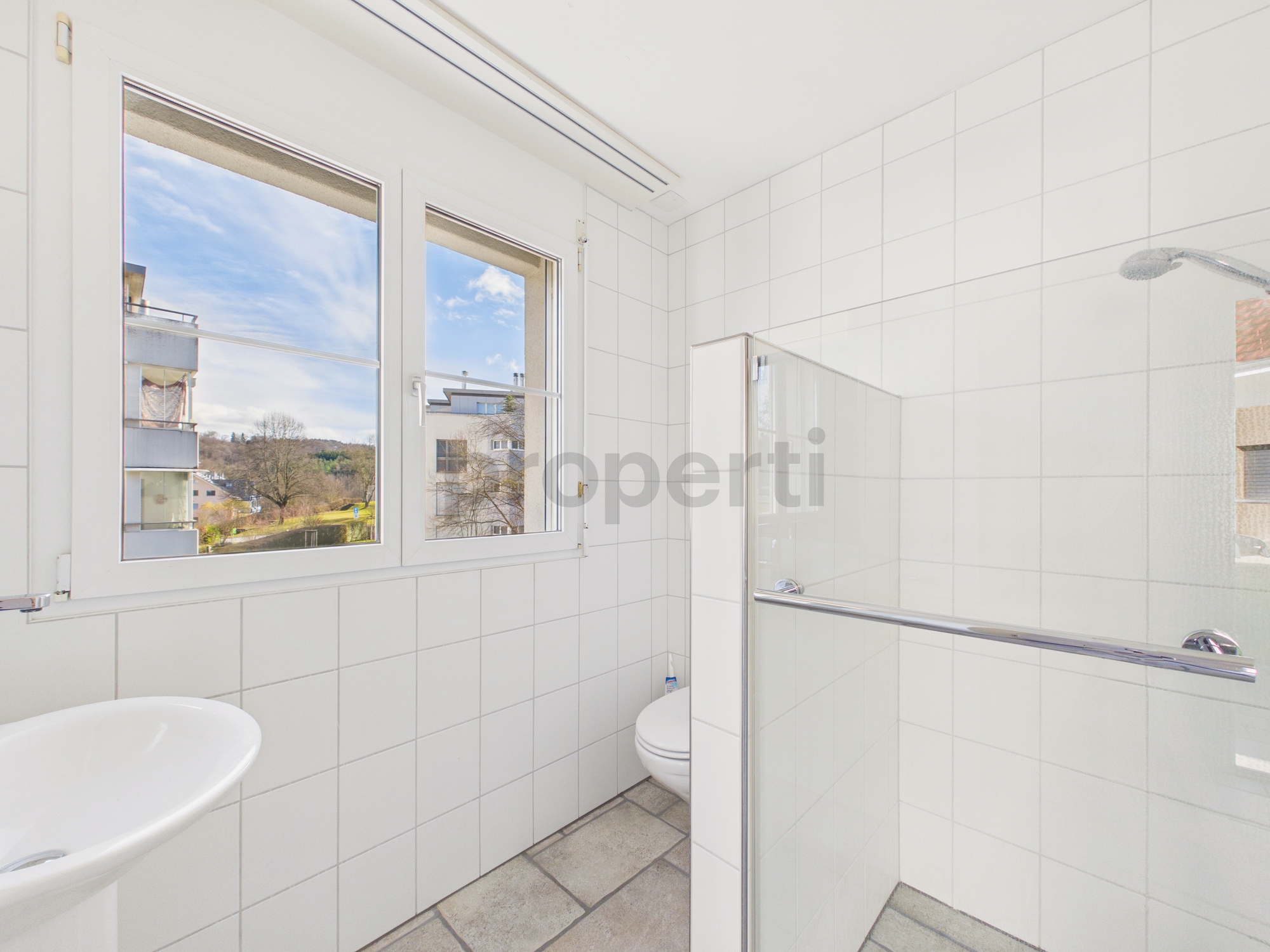 Helles Bad mit Dusche, Fenster und WC