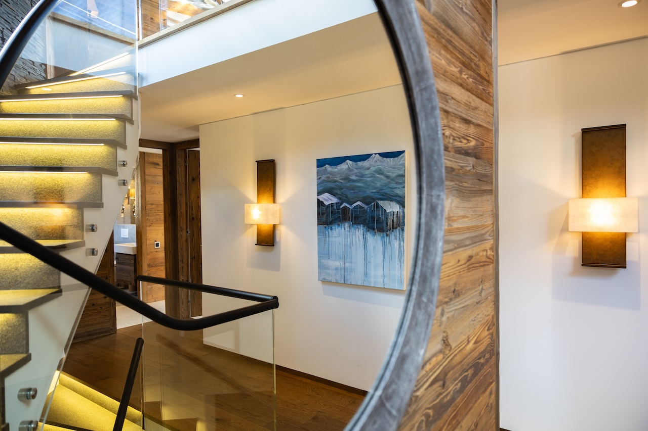 Moderner Treppenbereich mit Kunst und Wandbeleuchtung