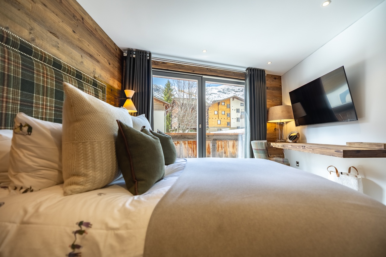 Gemütliches Schlafzimmer mit Bergblick