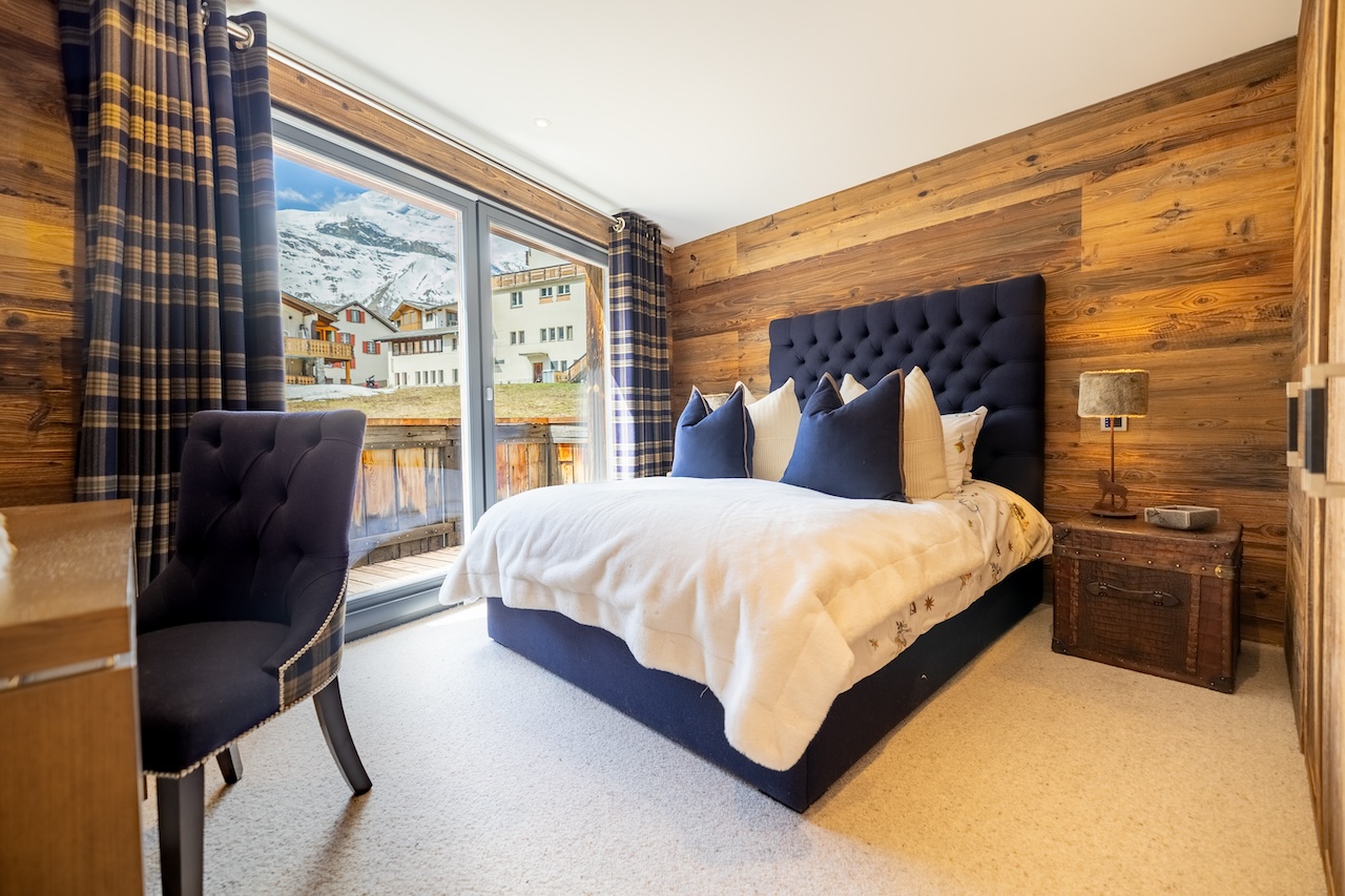 Gemütliches Schlafzimmer mit Alpenblick