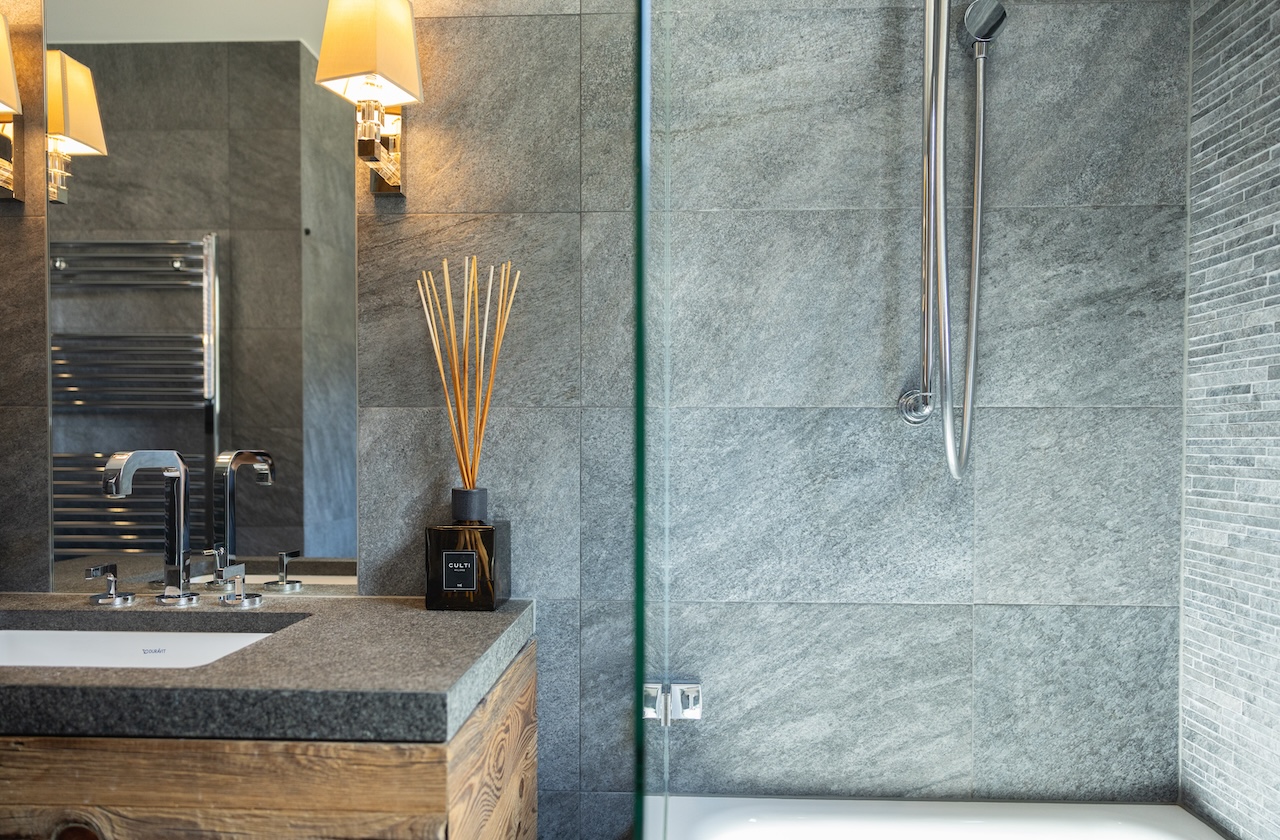 Modernes Badezimmer mit Walk-in-Dusche und Waschtisch