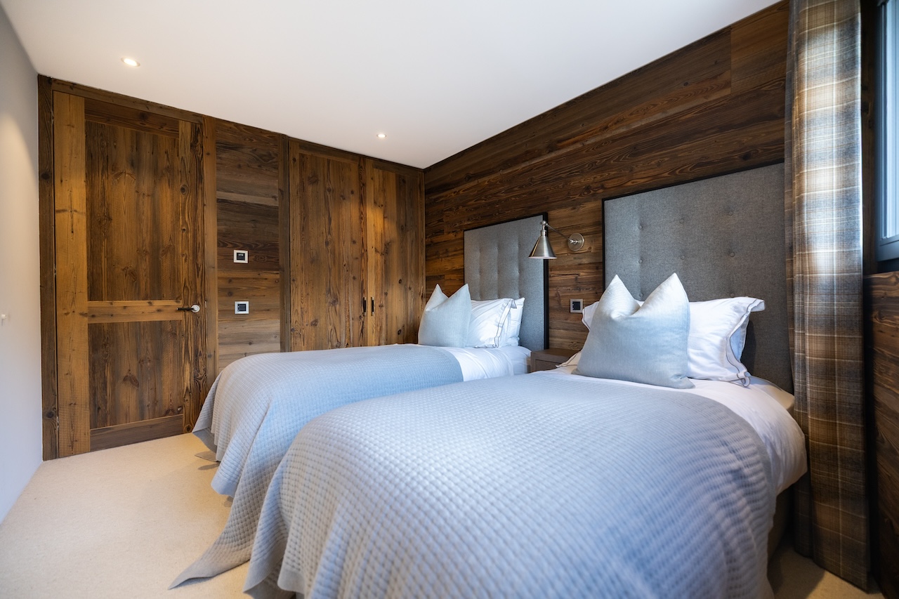 Gemütliches Schlafzimmer mit Holzverkleidung