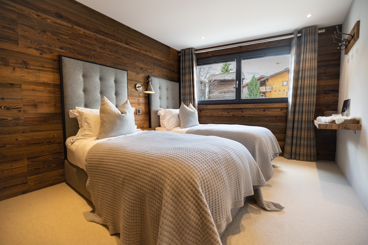 Gemütliches Zweibettzimmer mit Holzoptik